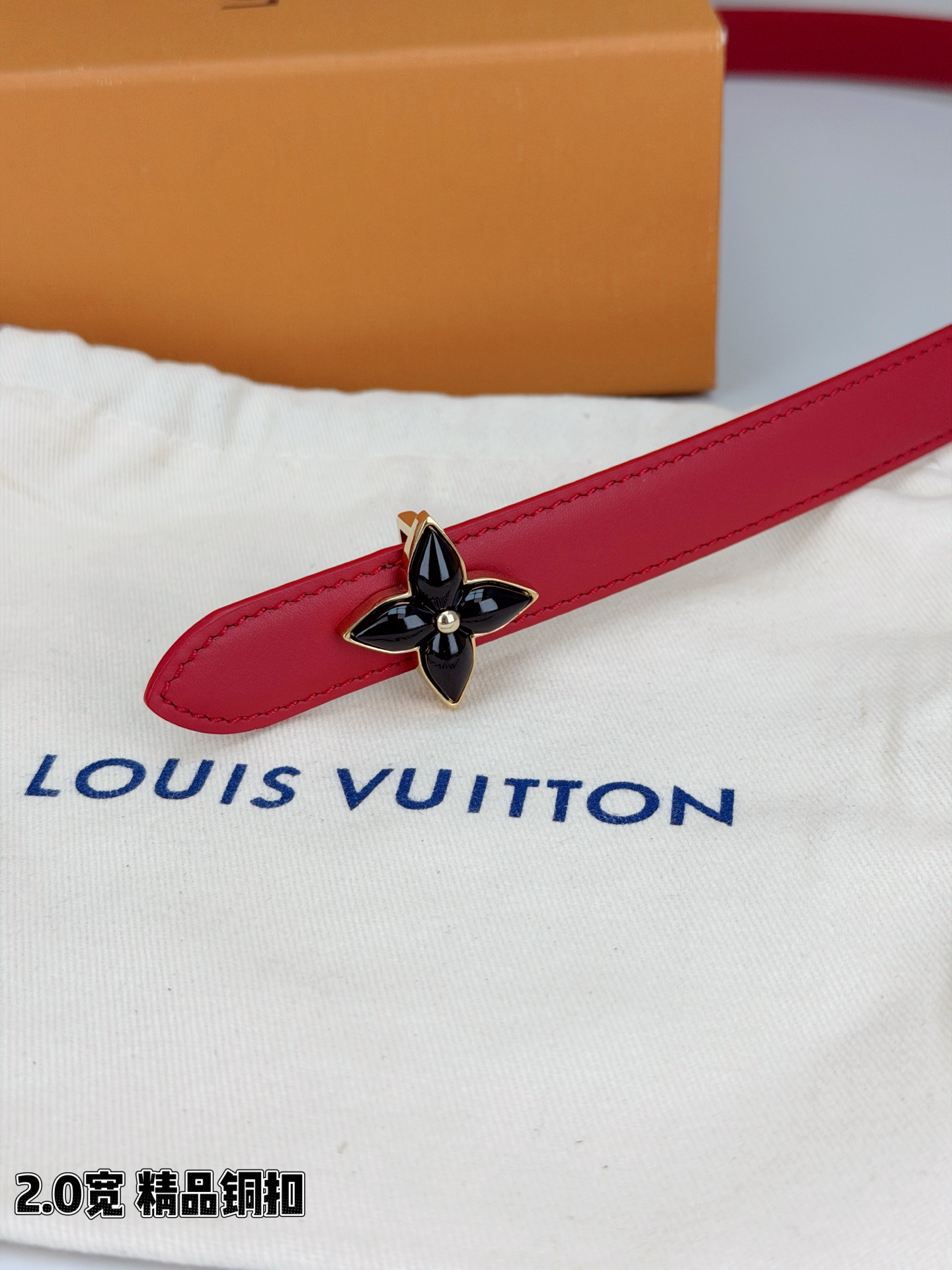 路易威登2.0宽细腰带，四叶花铜扣缀以金色包边，中心金属珠灵动点睛。红黑双色可选，皮革细腻柔软，同色缝线