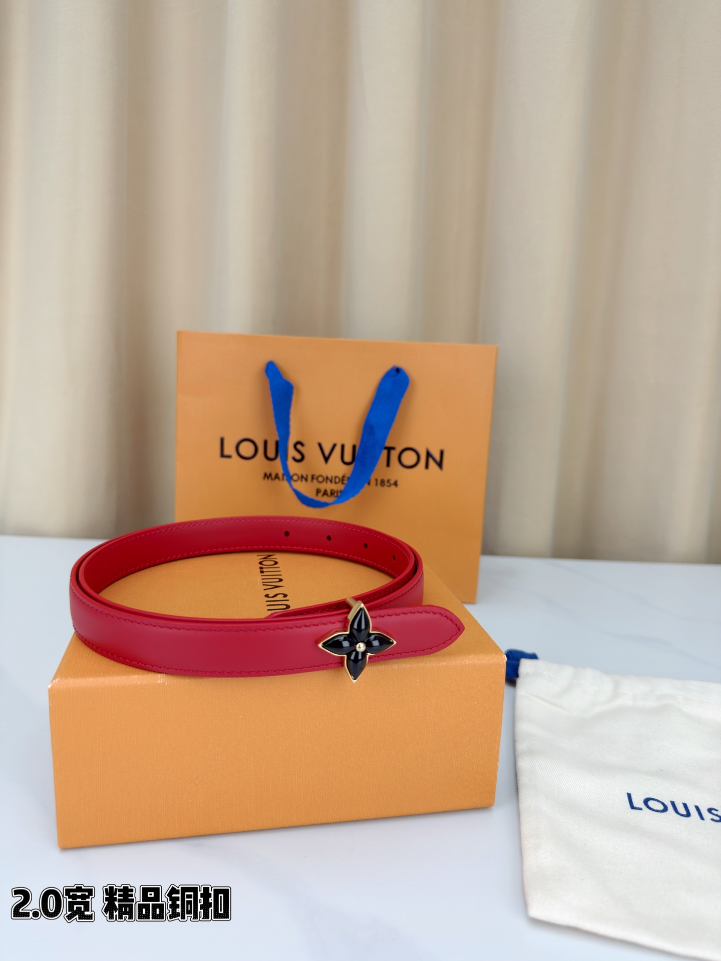 路易威登2.0宽细腰带，四叶花铜扣缀以金色包边，中心金属珠灵动点睛。红黑双色可选，皮革细腻柔软，同色缝线