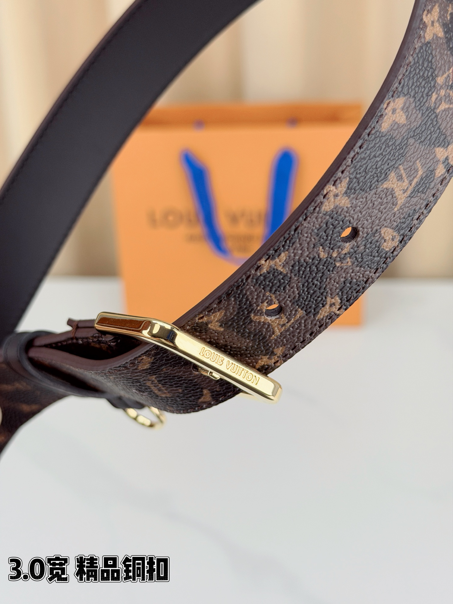 路易威登3.0宽腰带，经典老花图案演绎永恒法式风情。方形铜扣金银枪黑四色可选，D形环设计灵动点睛。皮革细