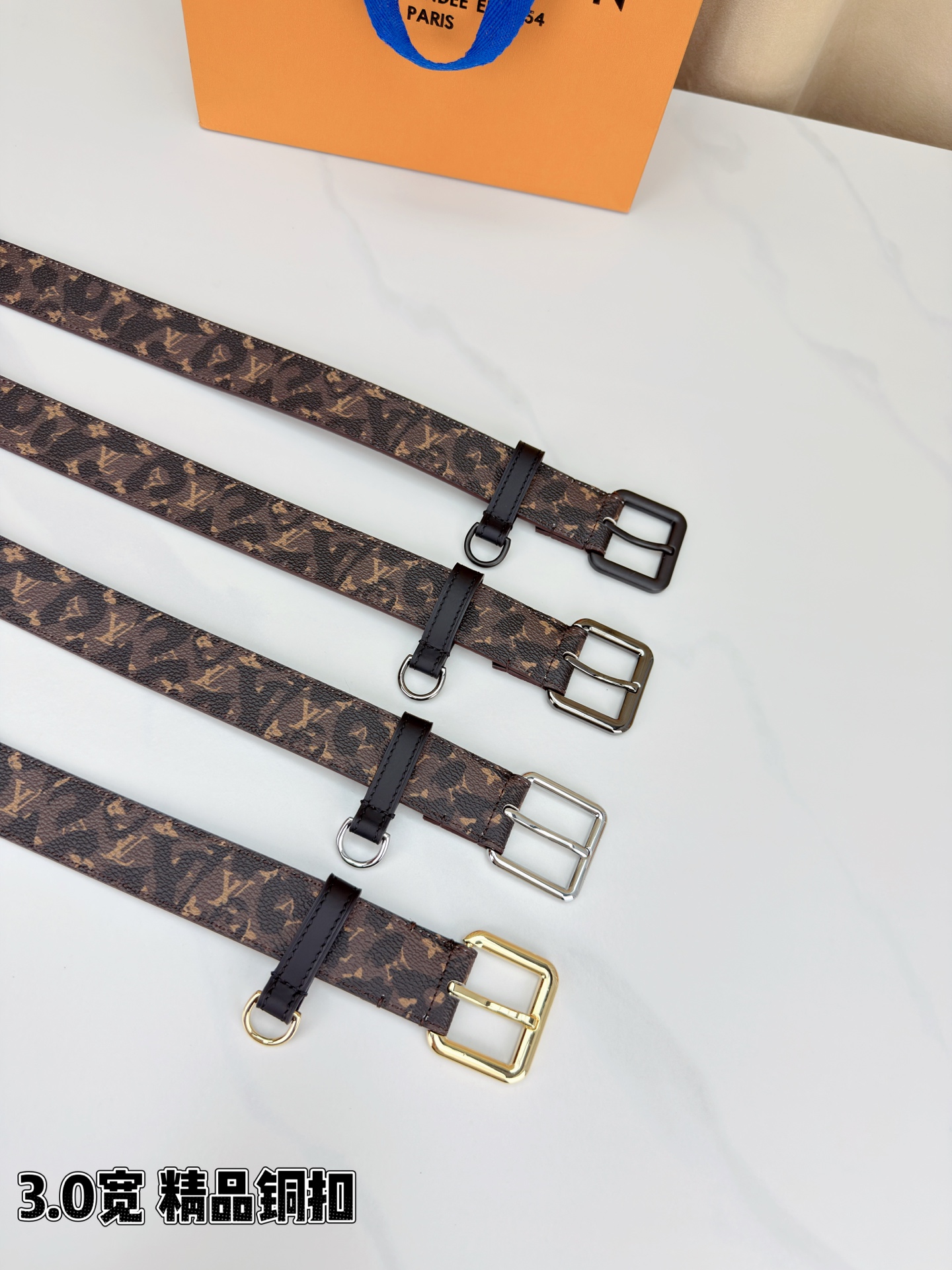 路易威登3.0宽腰带，经典老花图案演绎永恒法式风情。方形铜扣金银枪黑四色可选，D形环设计灵动点睛。皮革细