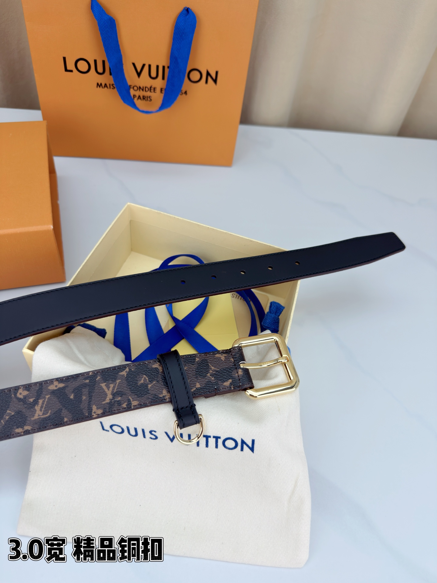 路易威登3.0宽腰带，经典老花图案演绎永恒法式风情。方形铜扣金银枪黑四色可选，D形环设计灵动点睛。皮革细