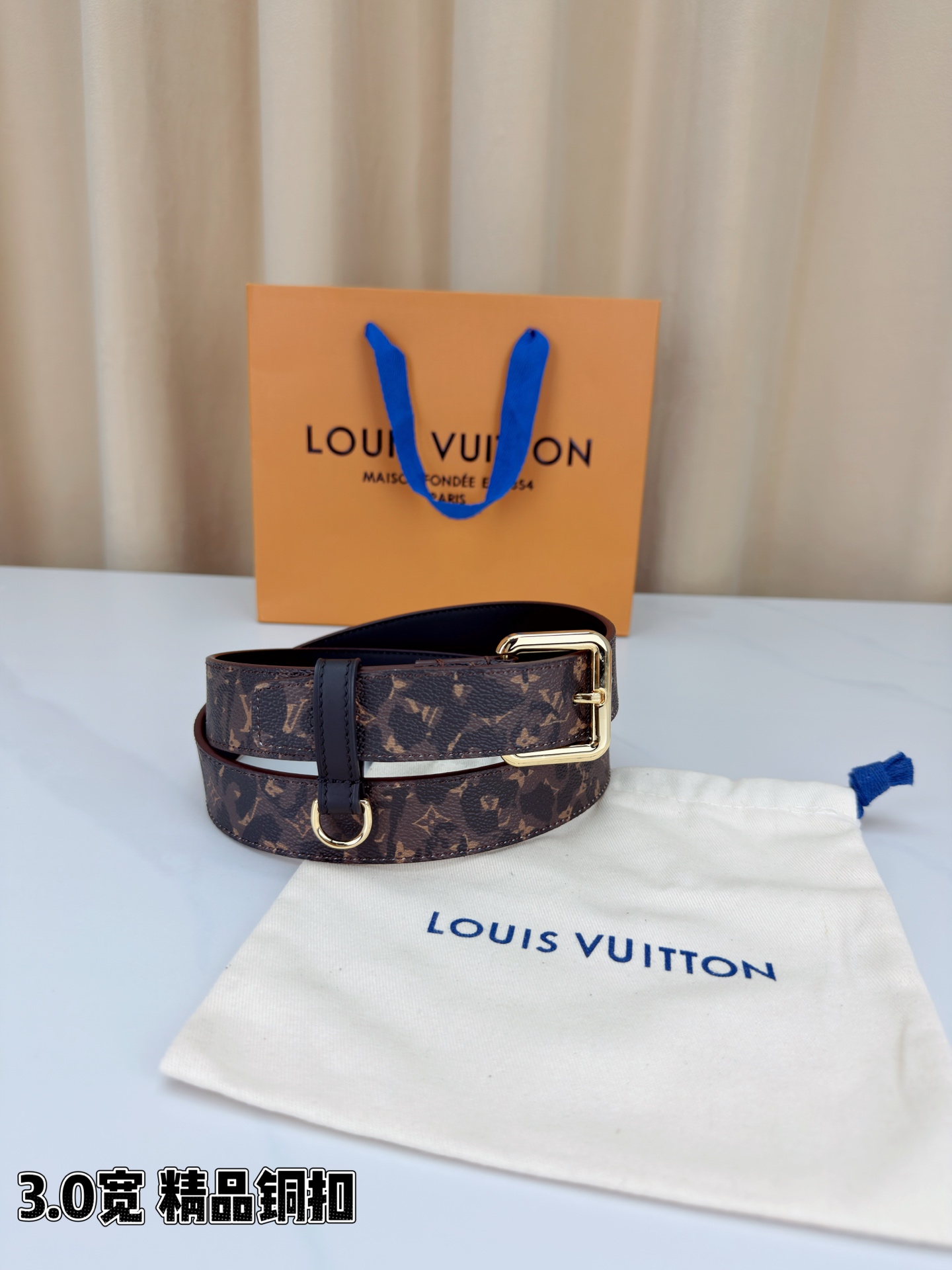 路易威登3.0宽腰带，经典老花图案演绎永恒法式风情。方形铜扣金银枪黑四色可选，D形环设计灵动点睛。皮革细