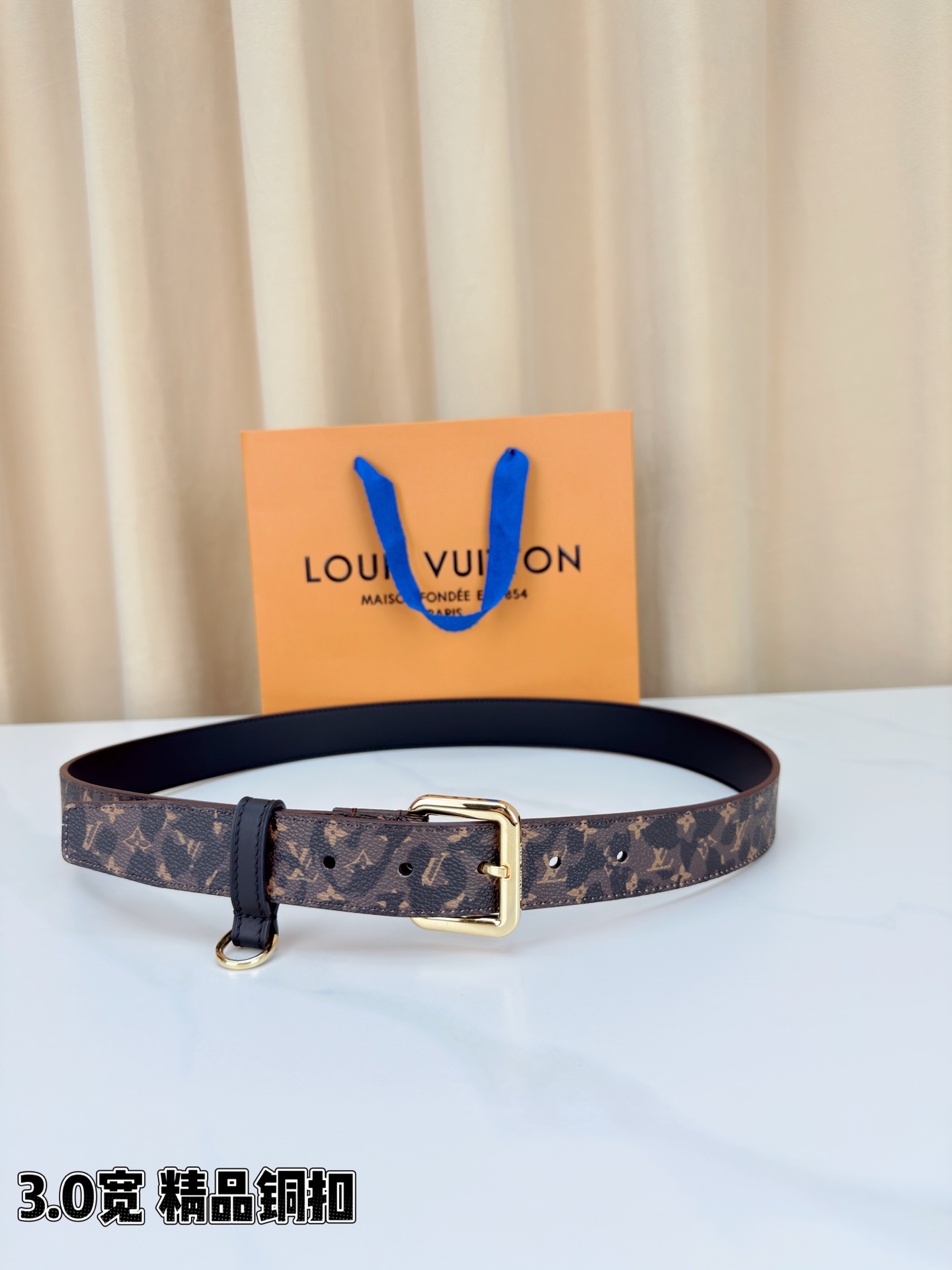 路易威登3.0宽腰带，经典老花图案演绎永恒法式风情。方形铜扣金银枪黑四色可选，D形环设计灵动点睛。皮革细