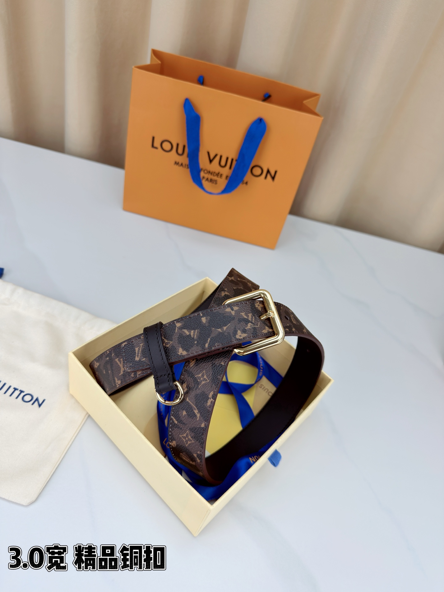 路易威登3.0宽腰带，经典老花图案演绎永恒法式风情。方形铜扣金银枪黑四色可选，D形环设计灵动点睛。皮革细