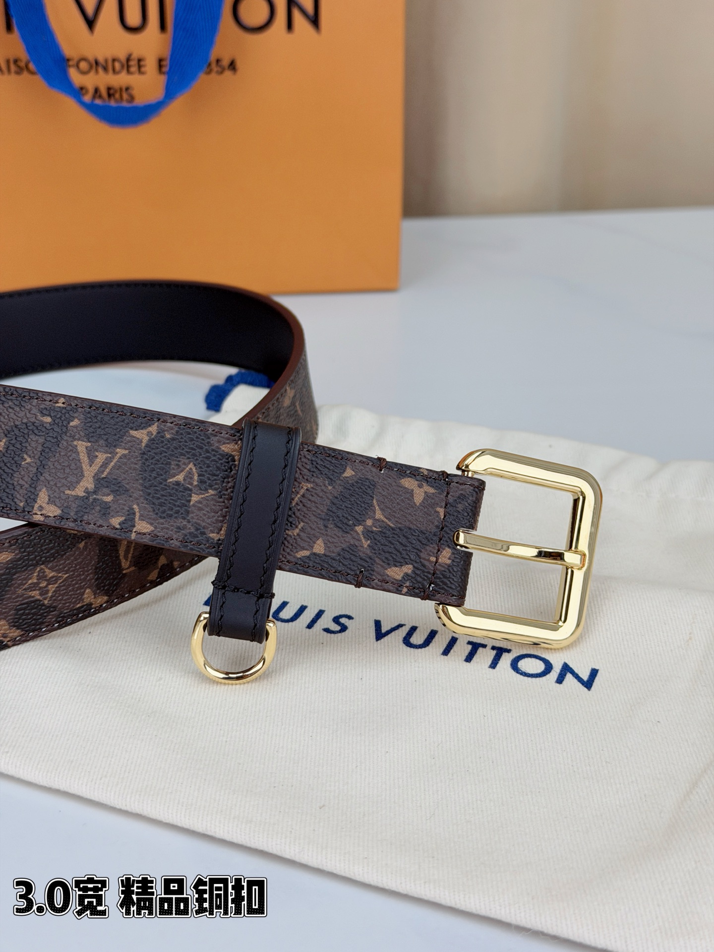 路易威登3.0宽腰带，经典老花图案演绎永恒法式风情。方形铜扣金银枪黑四色可选，D形环设计灵动点睛。皮革细