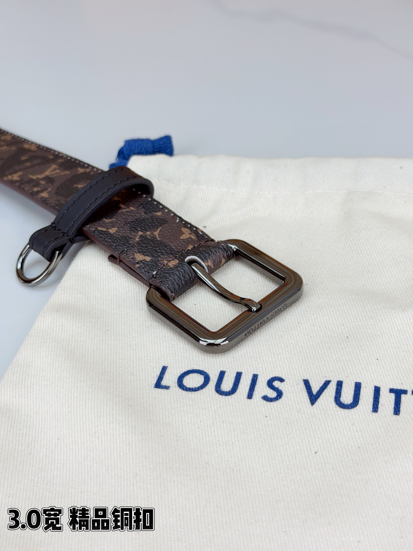 路易威登3.0宽腰带，经典老花图案演绎永恒法式风情。方形铜扣金银枪黑四色可选，D形环设计灵动点睛。皮革细