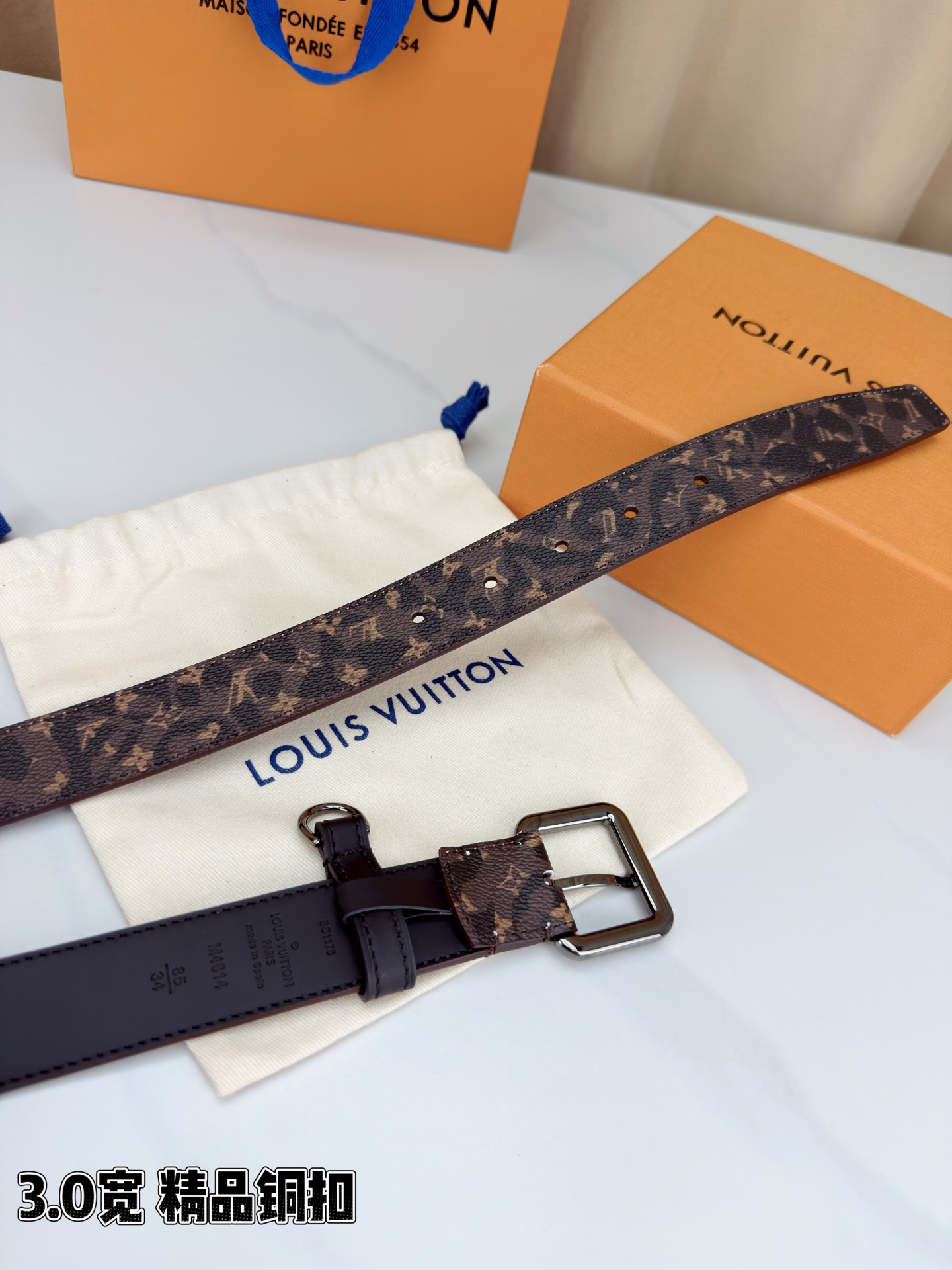 路易威登3.0宽腰带，经典老花图案演绎永恒法式风情。方形铜扣金银枪黑四色可选，D形环设计灵动点睛。皮革细