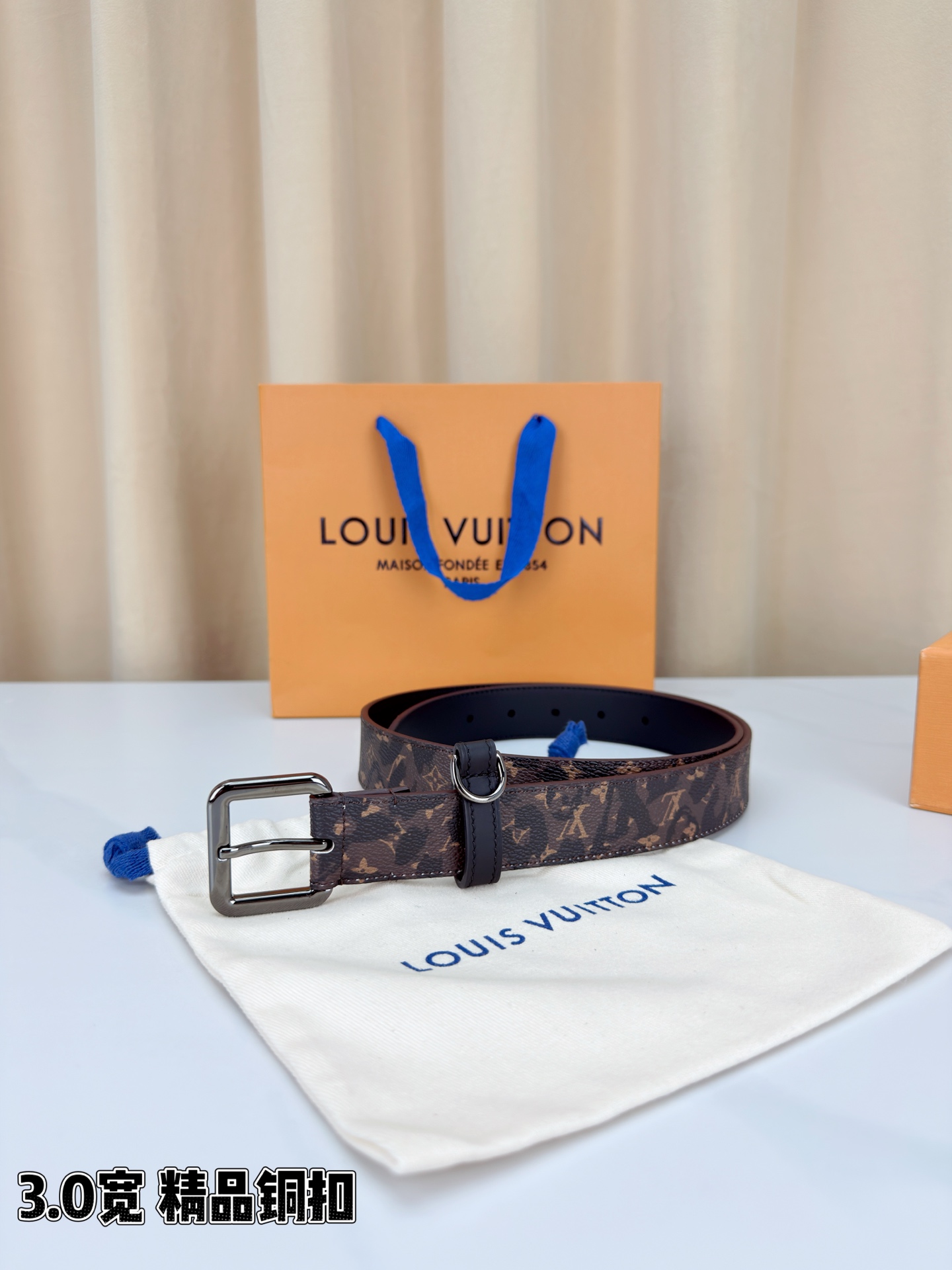 路易威登3.0宽腰带，经典老花图案演绎永恒法式风情。方形铜扣金银枪黑四色可选，D形环设计灵动点睛。皮革细
