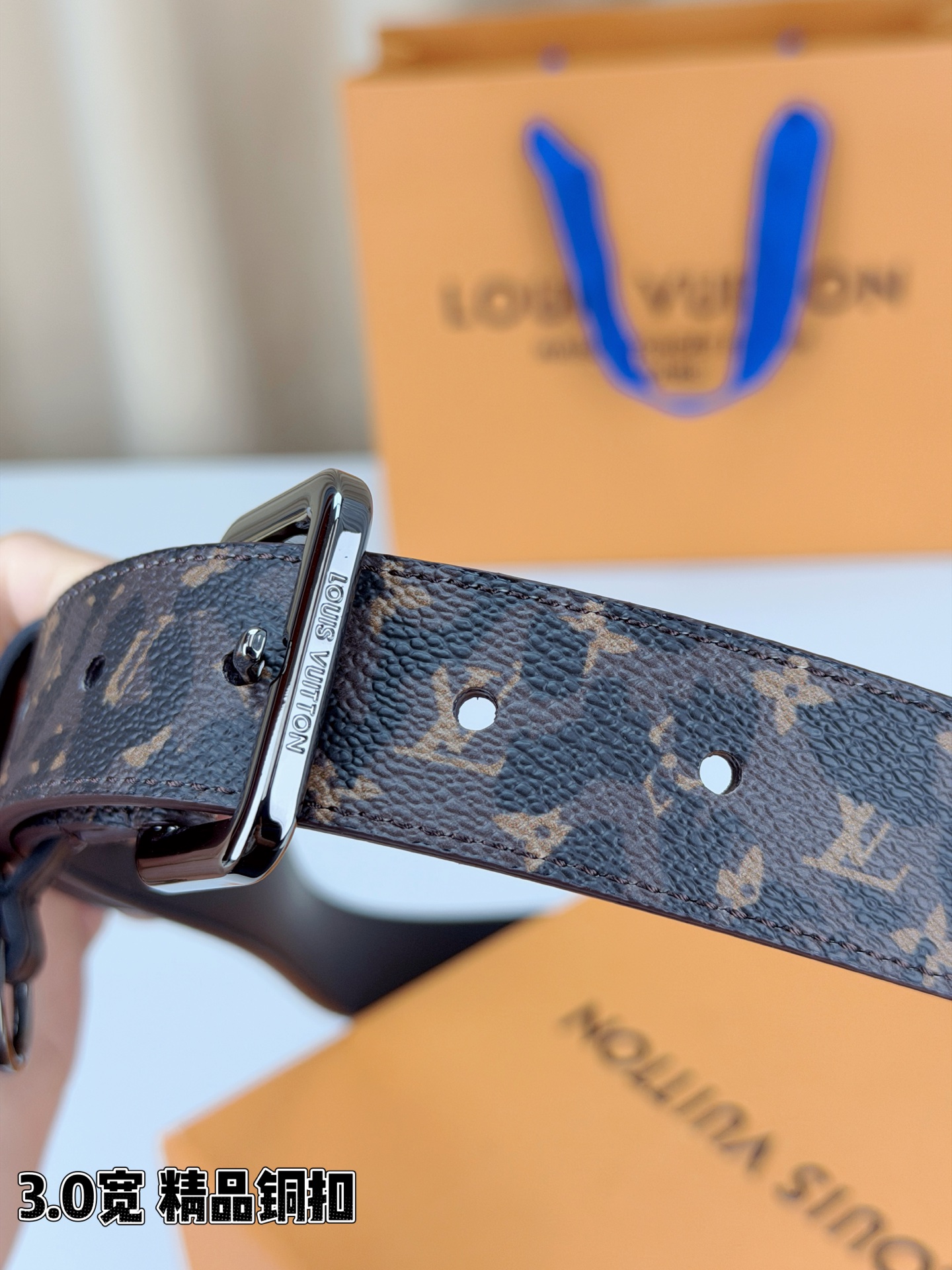 路易威登3.0宽腰带，经典老花图案演绎永恒法式风情。方形铜扣金银枪黑四色可选，D形环设计灵动点睛。皮革细