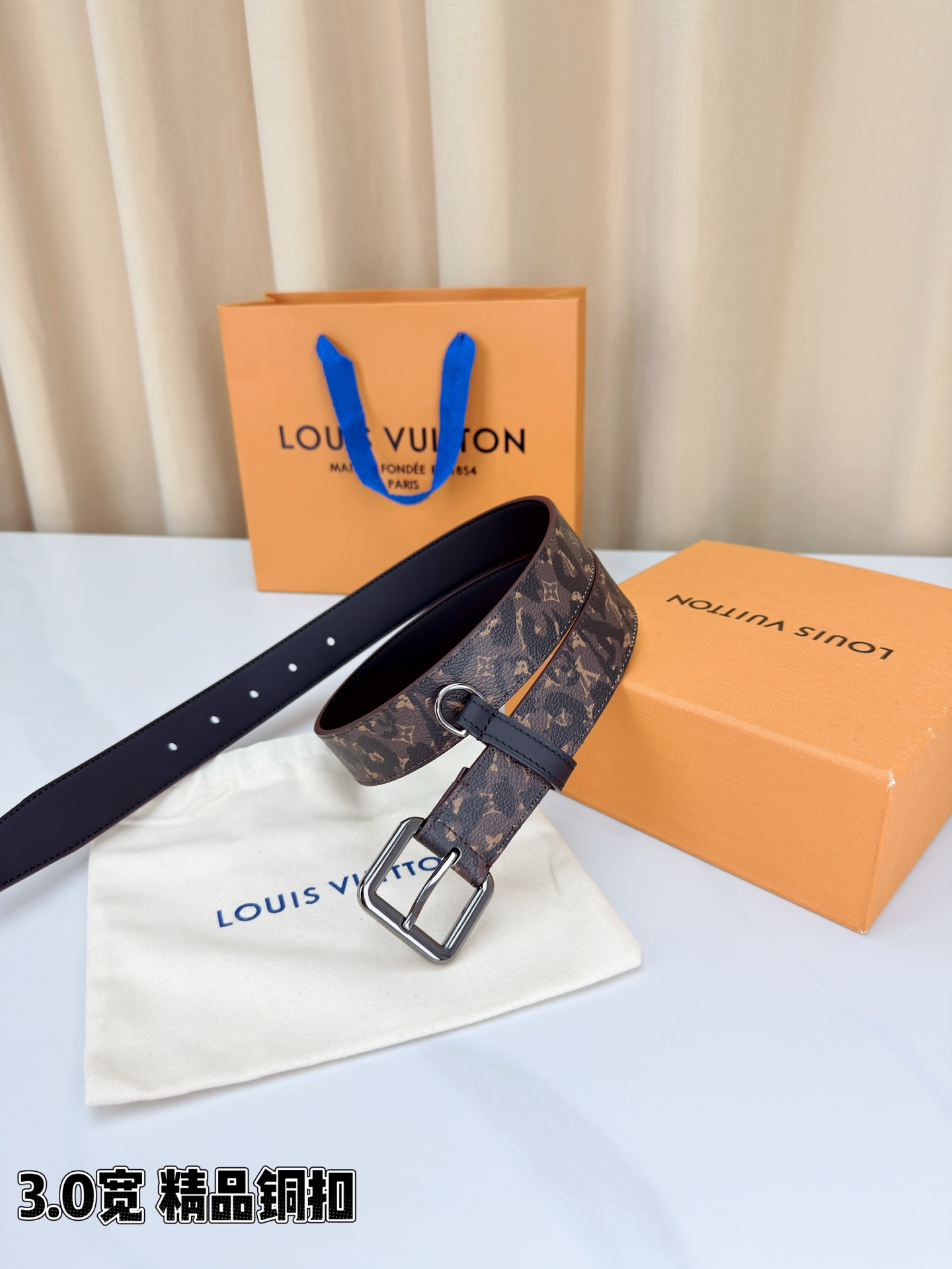 路易威登3.0宽腰带，经典老花图案演绎永恒法式风情。方形铜扣金银枪黑四色可选，D形环设计灵动点睛。皮革细