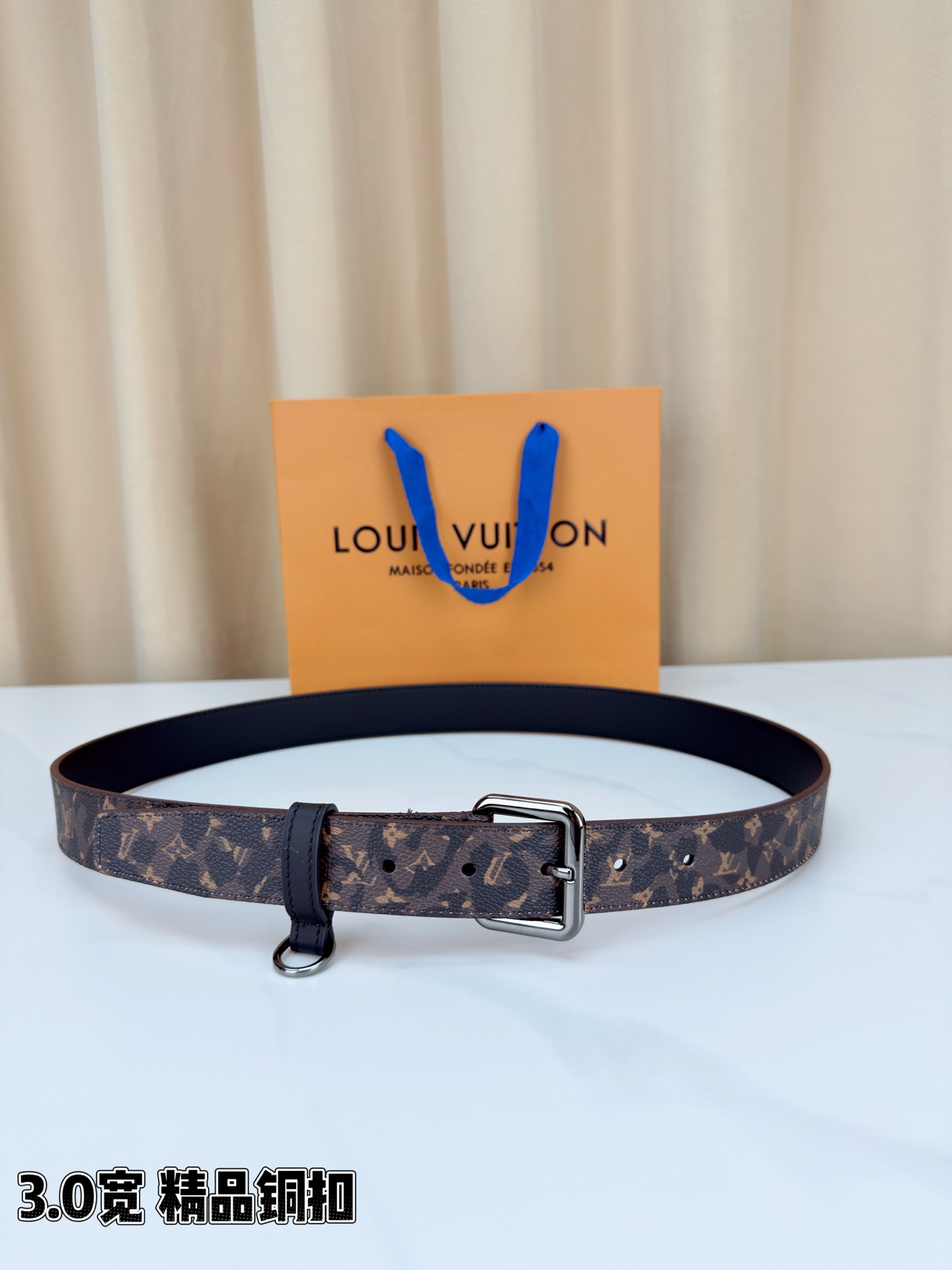 路易威登3.0宽腰带，经典老花图案演绎永恒法式风情。方形铜扣金银枪黑四色可选，D形环设计灵动点睛。皮革细