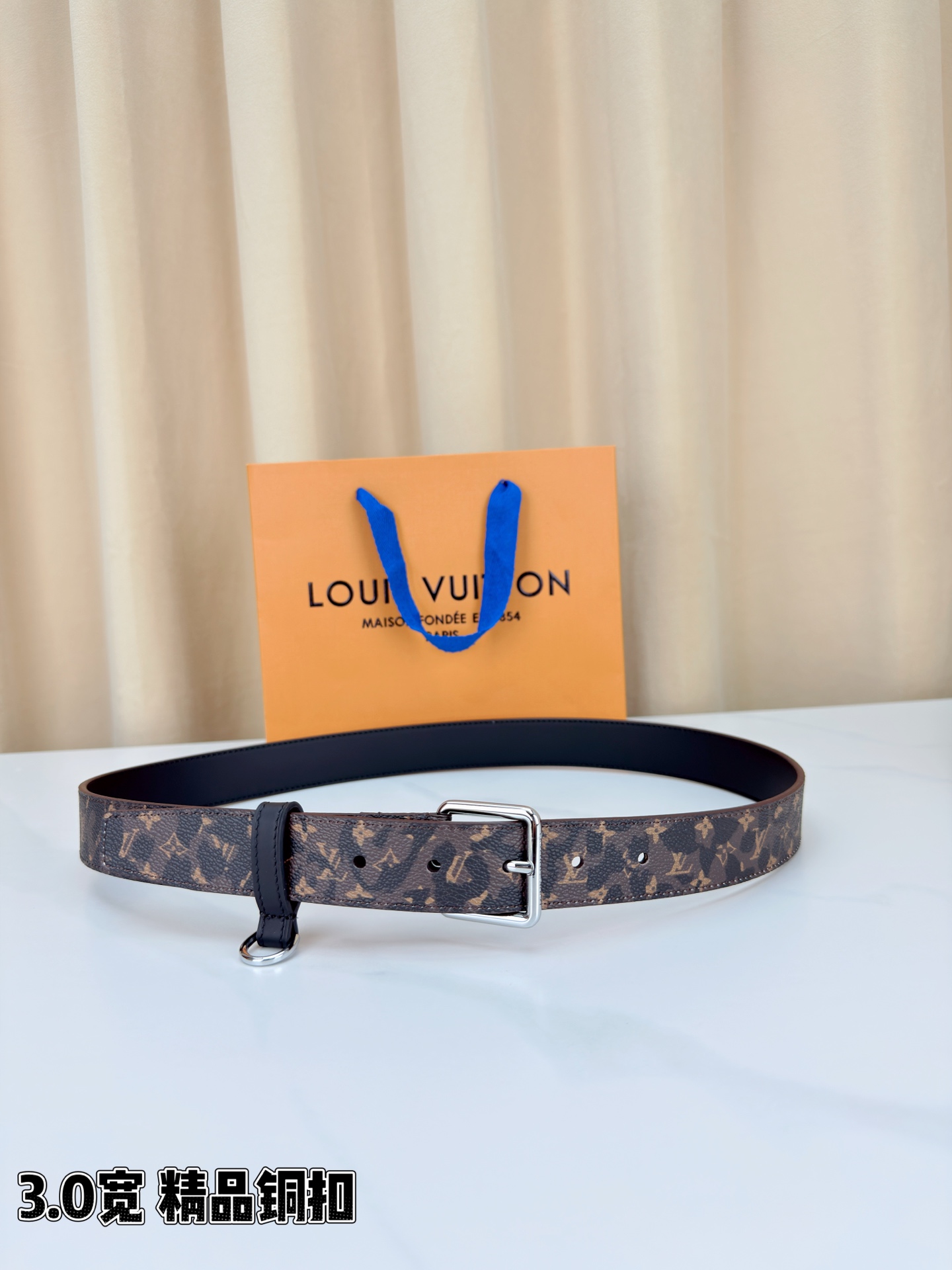 路易威登3.0宽腰带，经典老花图案演绎永恒法式风情。方形铜扣金银枪黑四色可选，D形环设计灵动点睛。皮革细