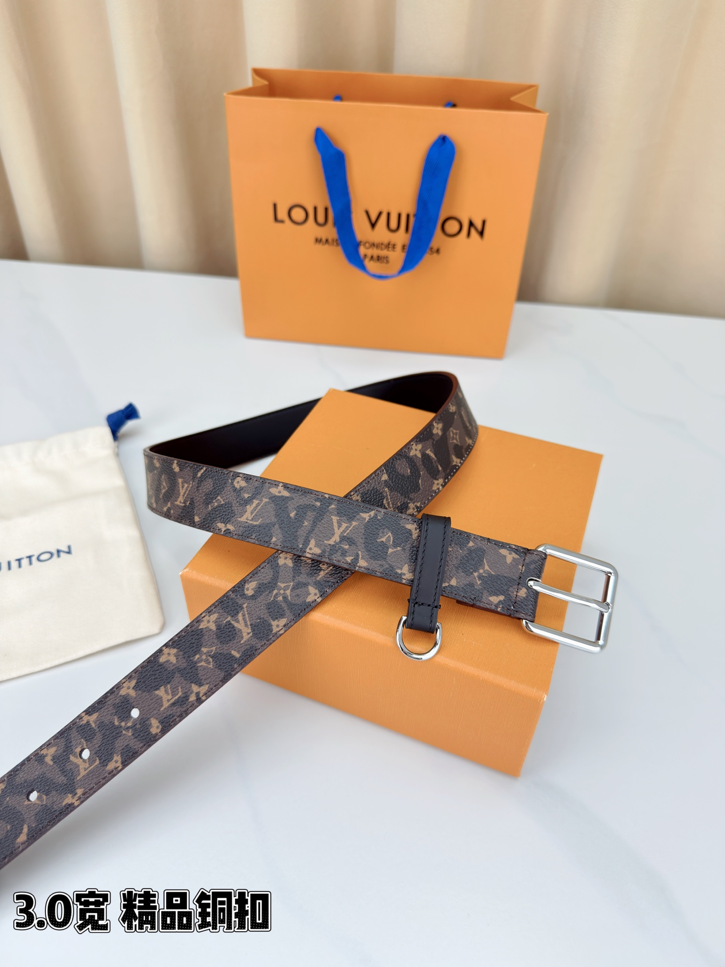 路易威登3.0宽腰带，经典老花图案演绎永恒法式风情。方形铜扣金银枪黑四色可选，D形环设计灵动点睛。皮革细