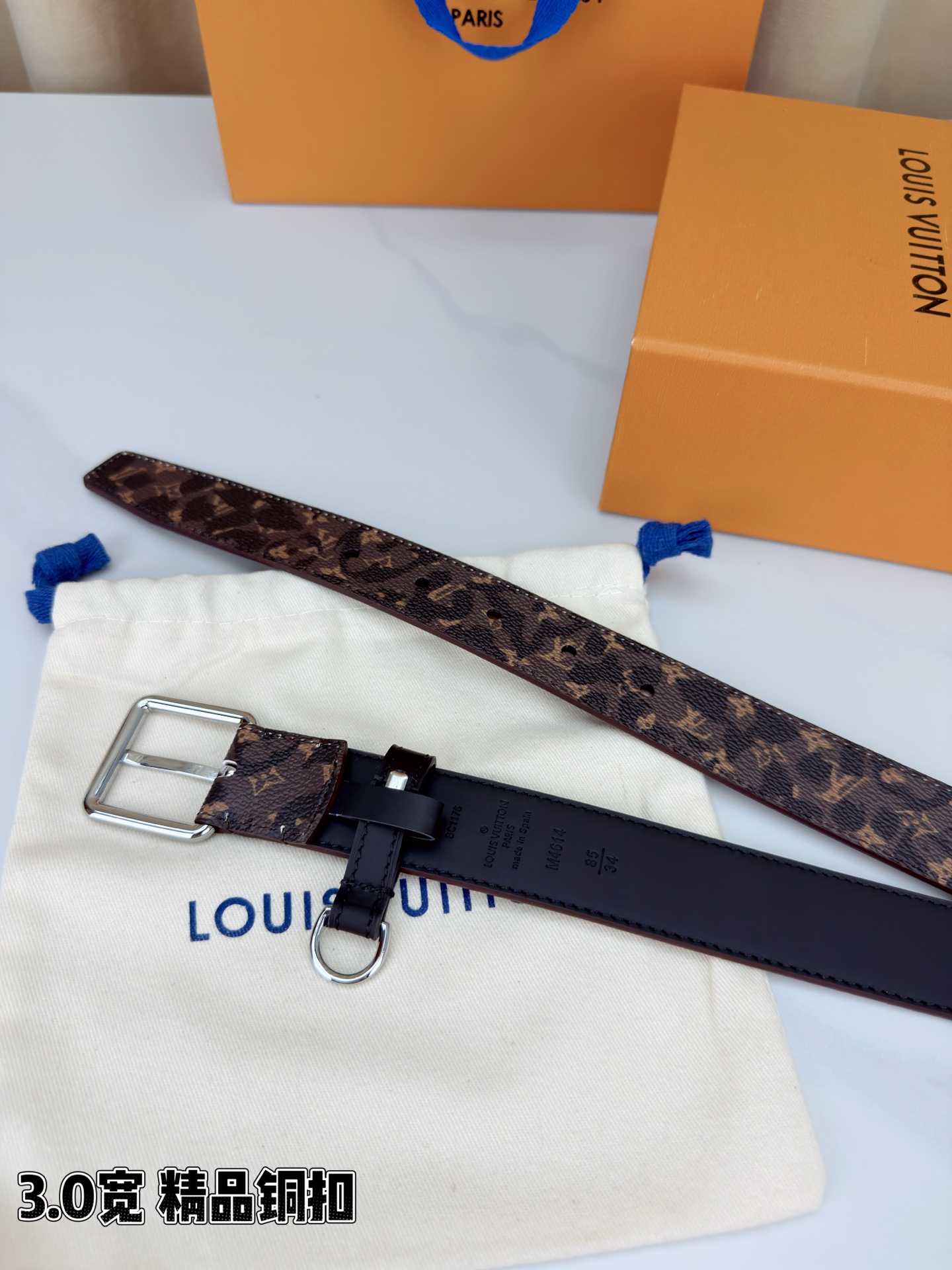 路易威登3.0宽腰带，经典老花图案演绎永恒法式风情。方形铜扣金银枪黑四色可选，D形环设计灵动点睛。皮革细