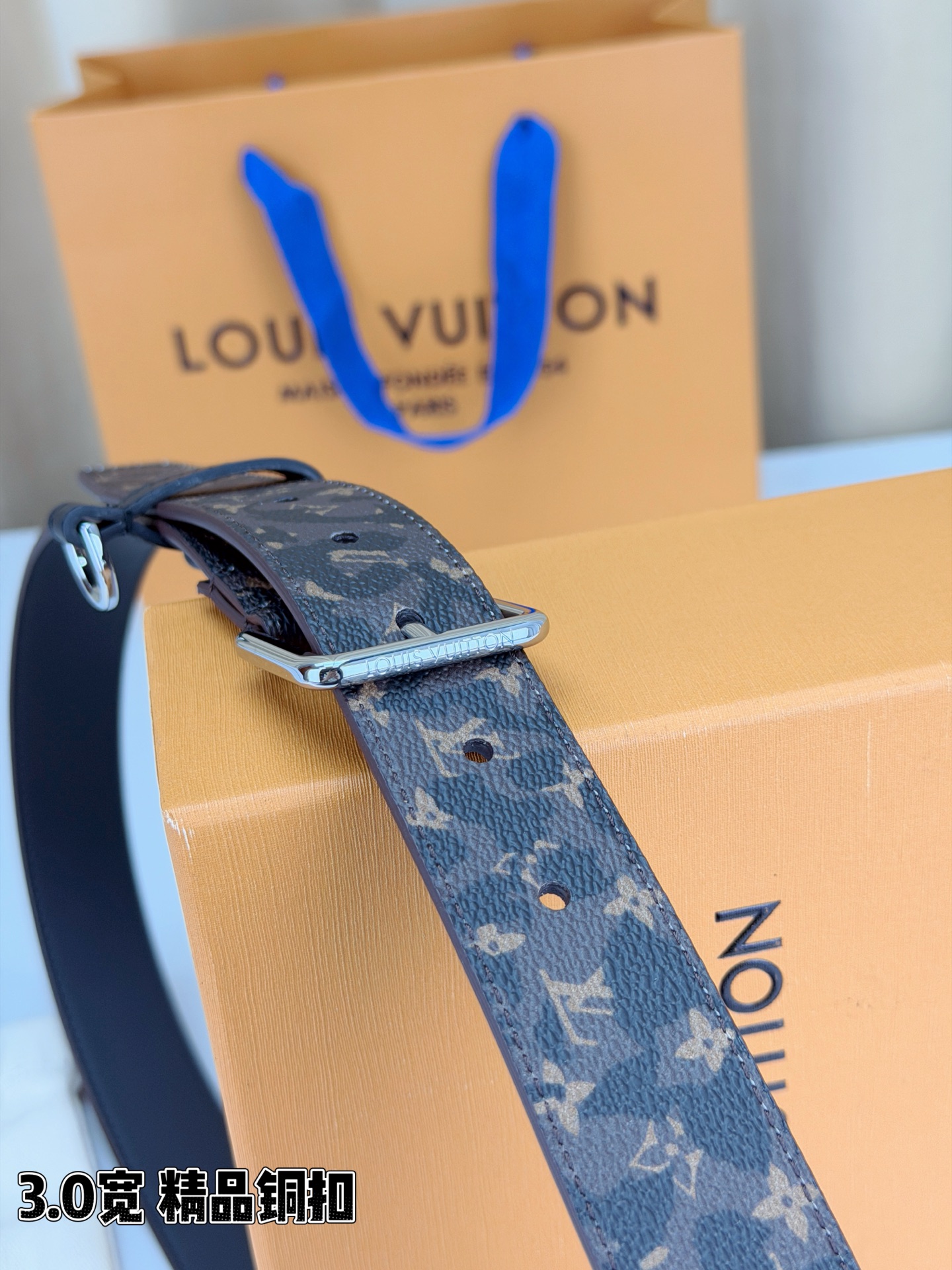 路易威登3.0宽腰带，经典老花图案演绎永恒法式风情。方形铜扣金银枪黑四色可选，D形环设计灵动点睛。皮革细