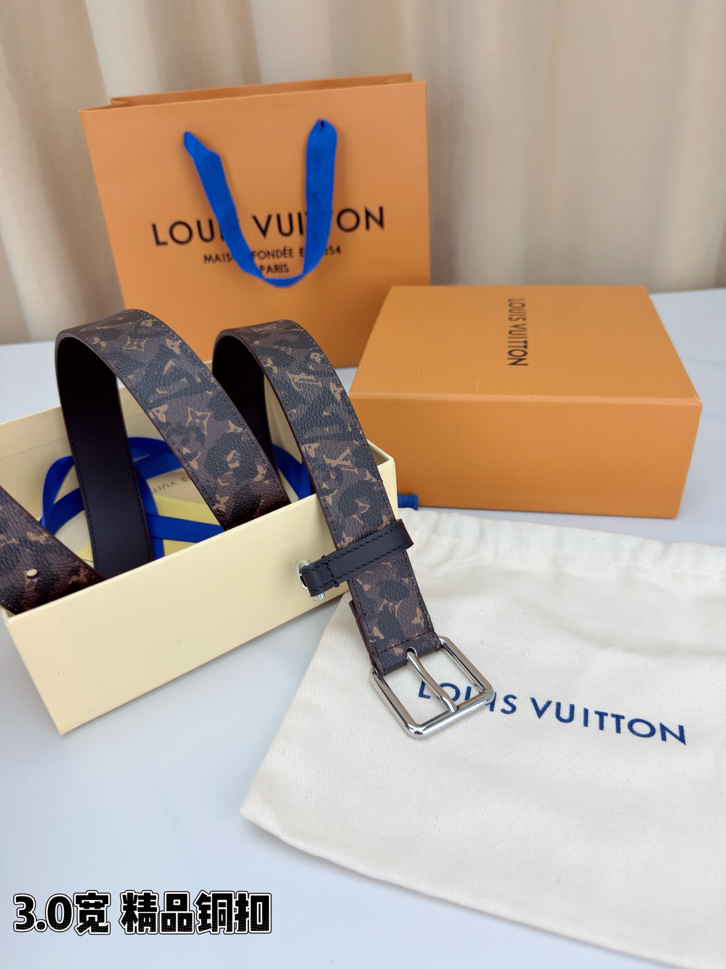 路易威登3.0宽腰带，经典老花图案演绎永恒法式风情。方形铜扣金银枪黑四色可选，D形环设计灵动点睛。皮革细