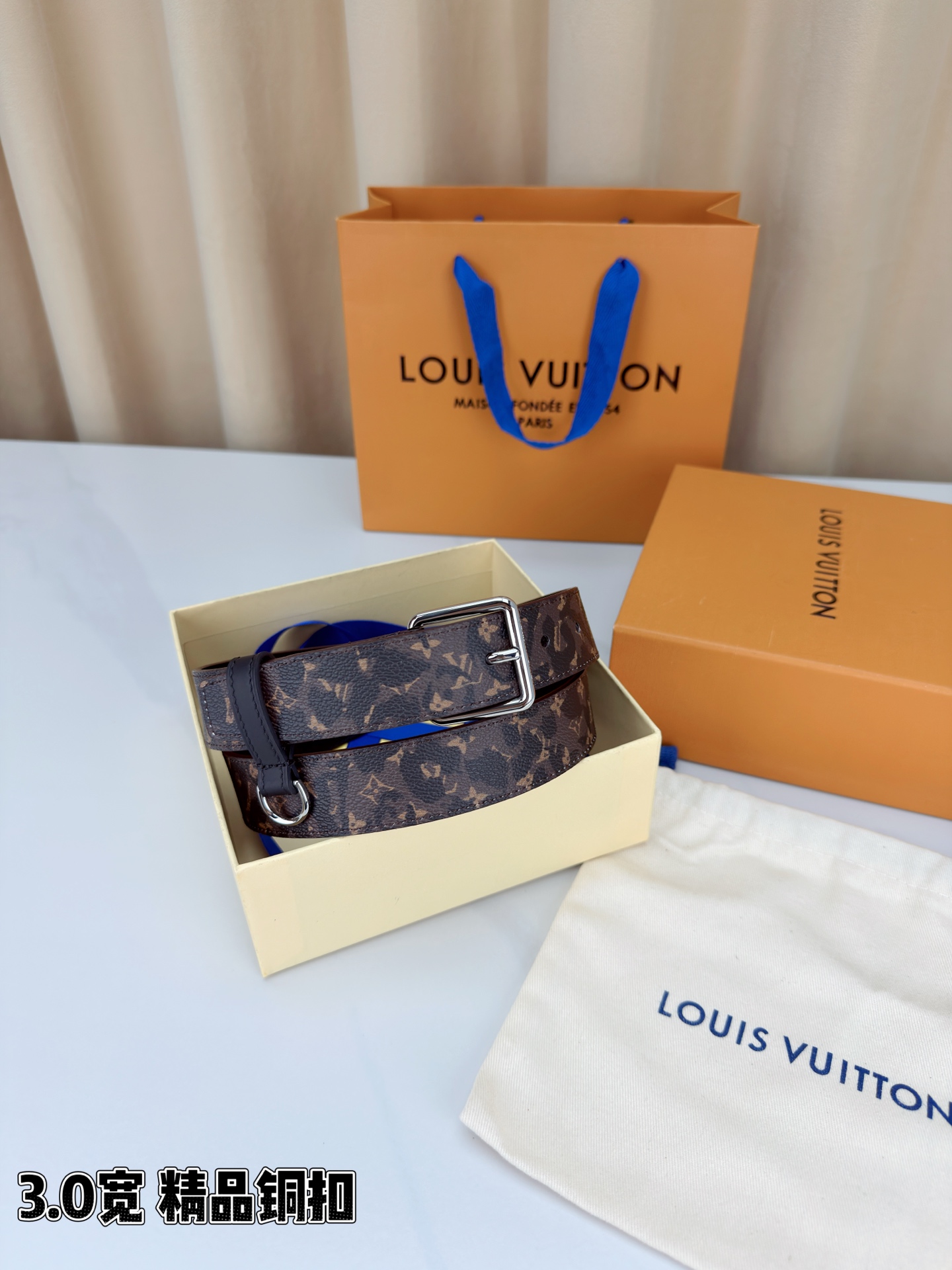 路易威登3.0宽腰带，经典老花图案演绎永恒法式风情。方形铜扣金银枪黑四色可选，D形环设计灵动点睛。皮革细