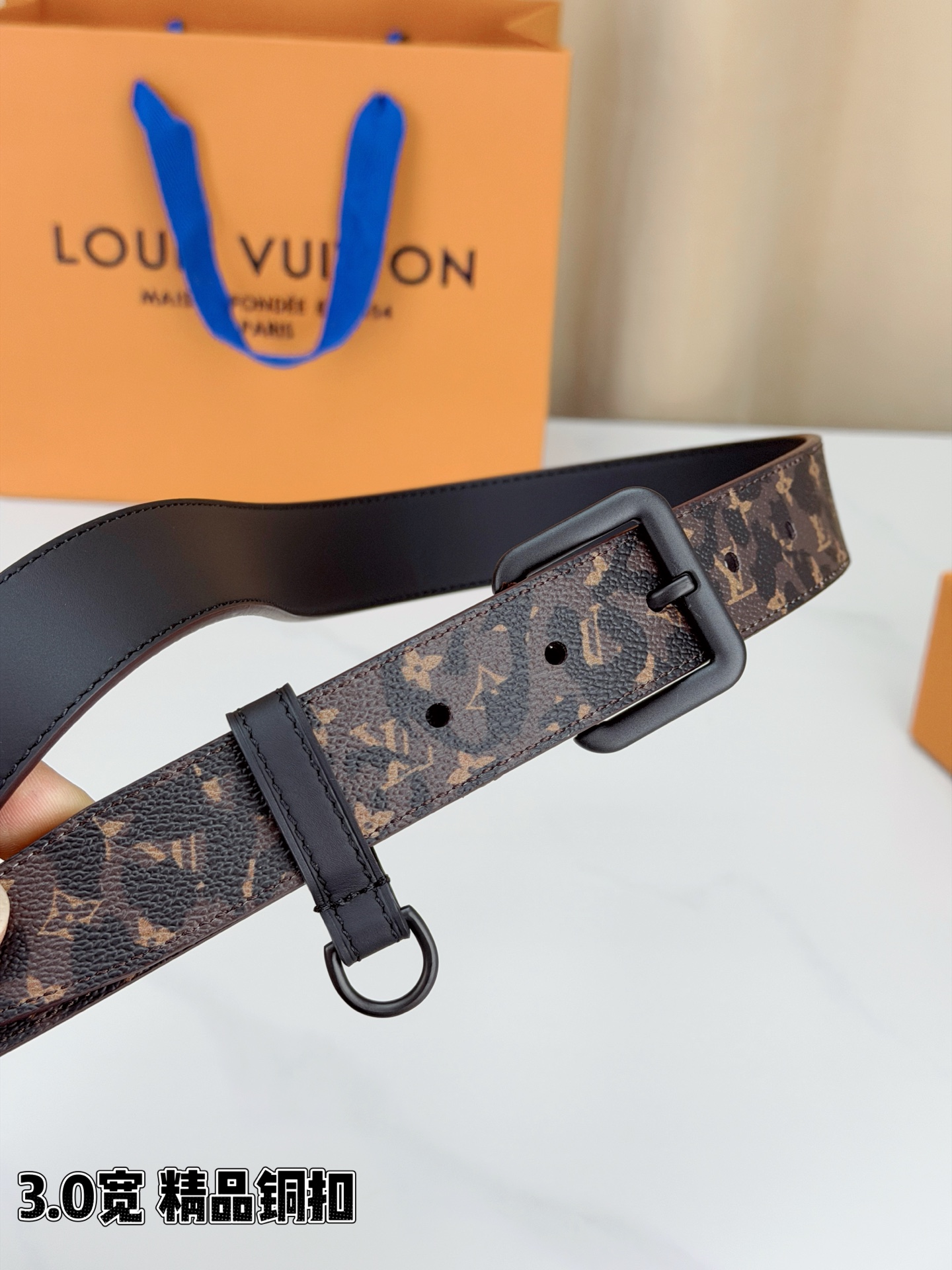 路易威登3.0宽腰带，经典老花图案演绎永恒法式风情。方形铜扣金银枪黑四色可选，D形环设计灵动点睛。皮革细