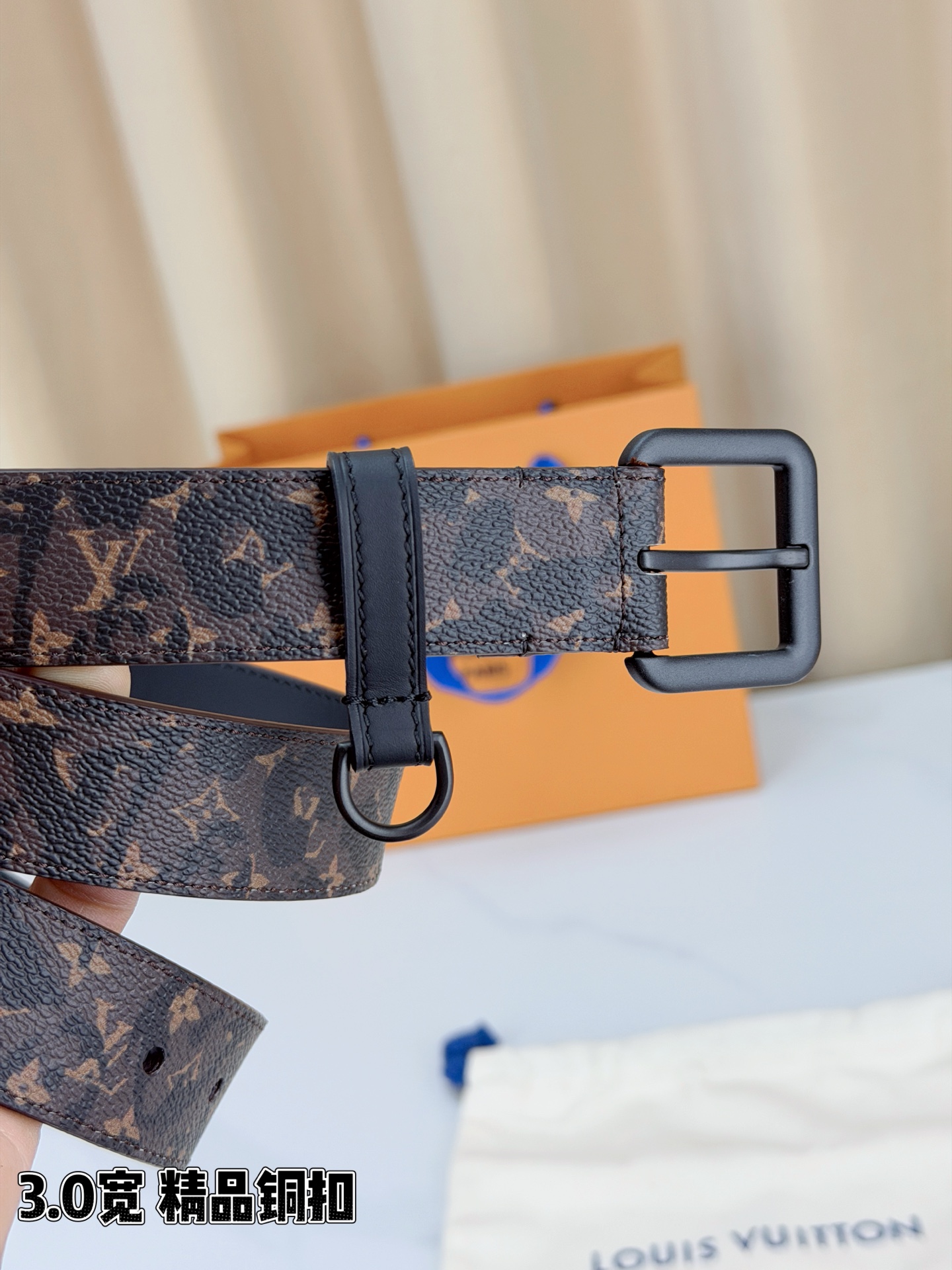 路易威登3.0宽腰带，经典老花图案演绎永恒法式风情。方形铜扣金银枪黑四色可选，D形环设计灵动点睛。皮革细