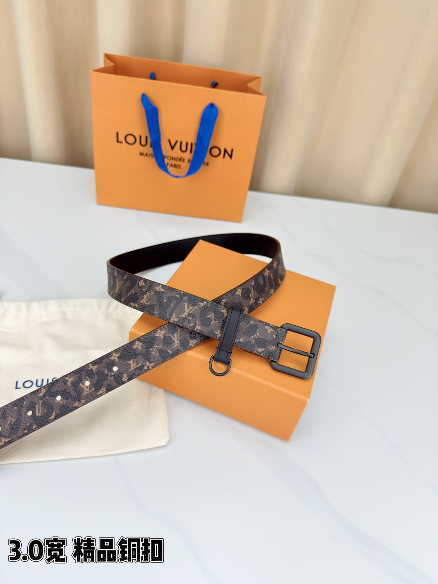 路易威登3.0宽腰带，经典老花图案演绎永恒法式风情。方形铜扣金银枪黑四色可选，D形环设计灵动点睛。皮革细