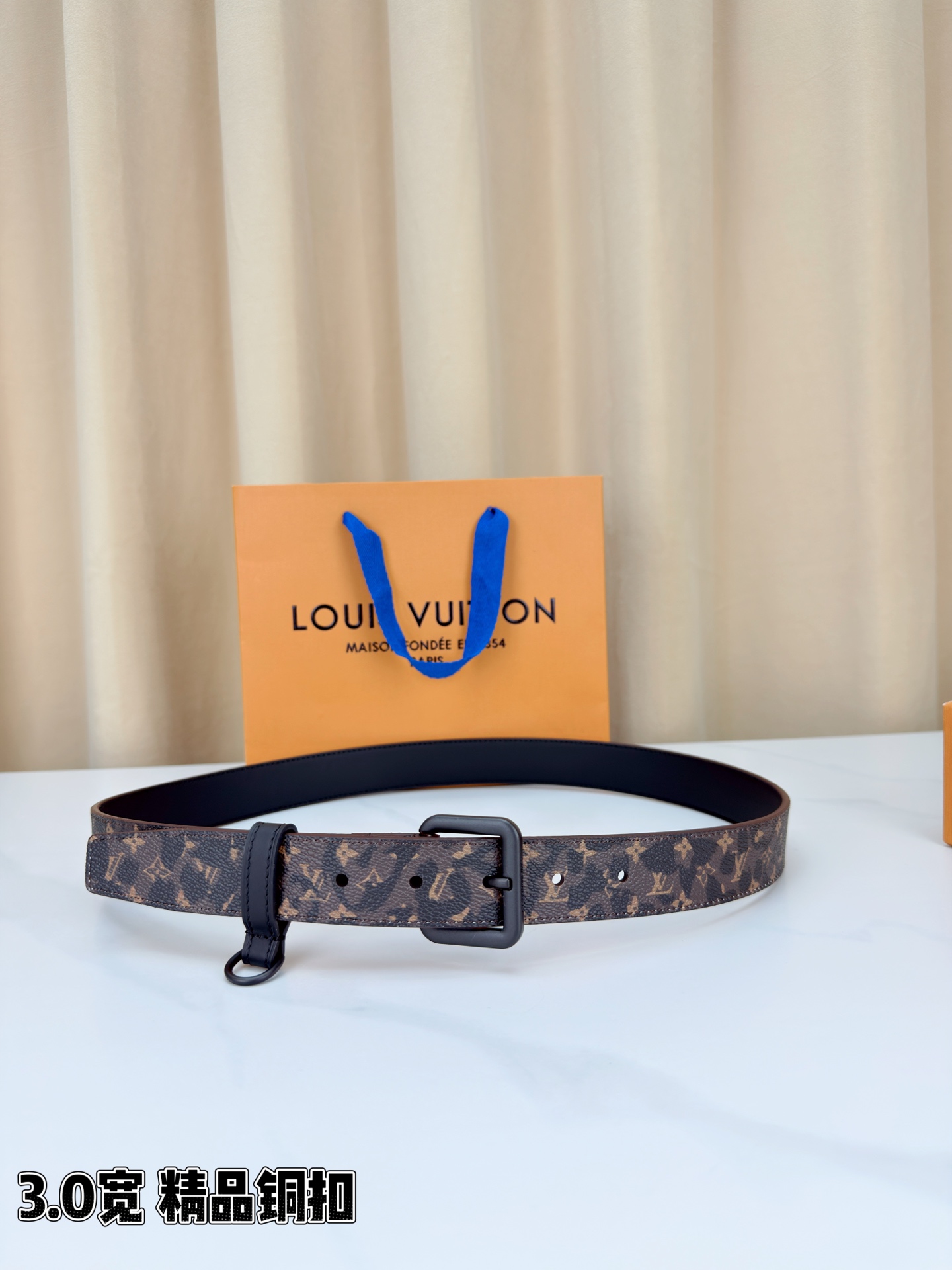 路易威登3.0宽腰带，经典老花图案演绎永恒法式风情。方形铜扣金银枪黑四色可选，D形环设计灵动点睛。皮革细