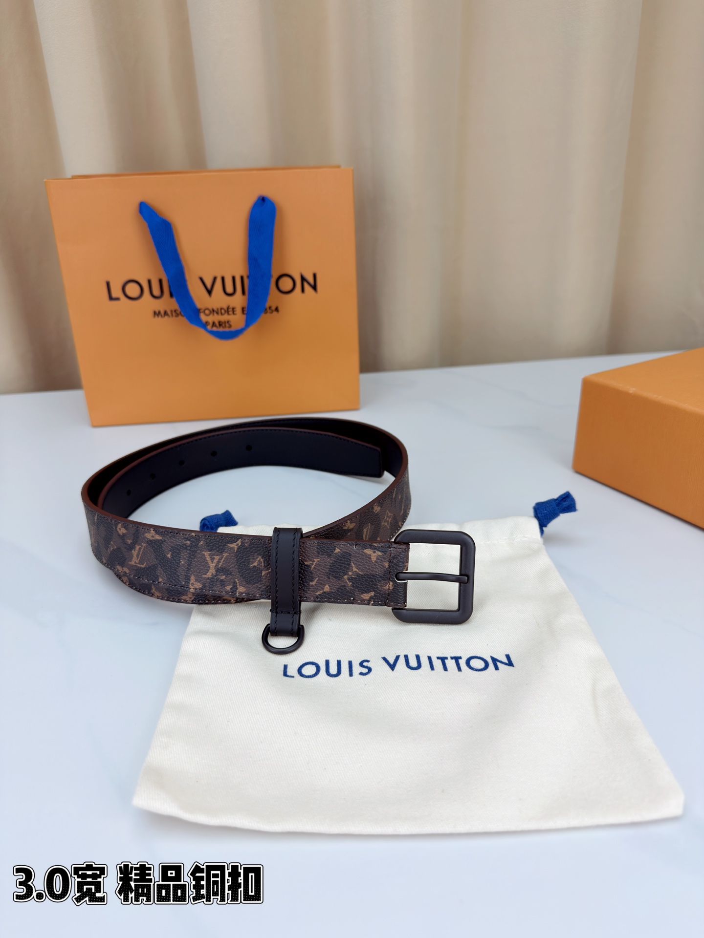 路易威登3.0宽腰带，经典老花图案演绎永恒法式风情。方形铜扣金银枪黑四色可选，D形环设计灵动点睛。皮革细