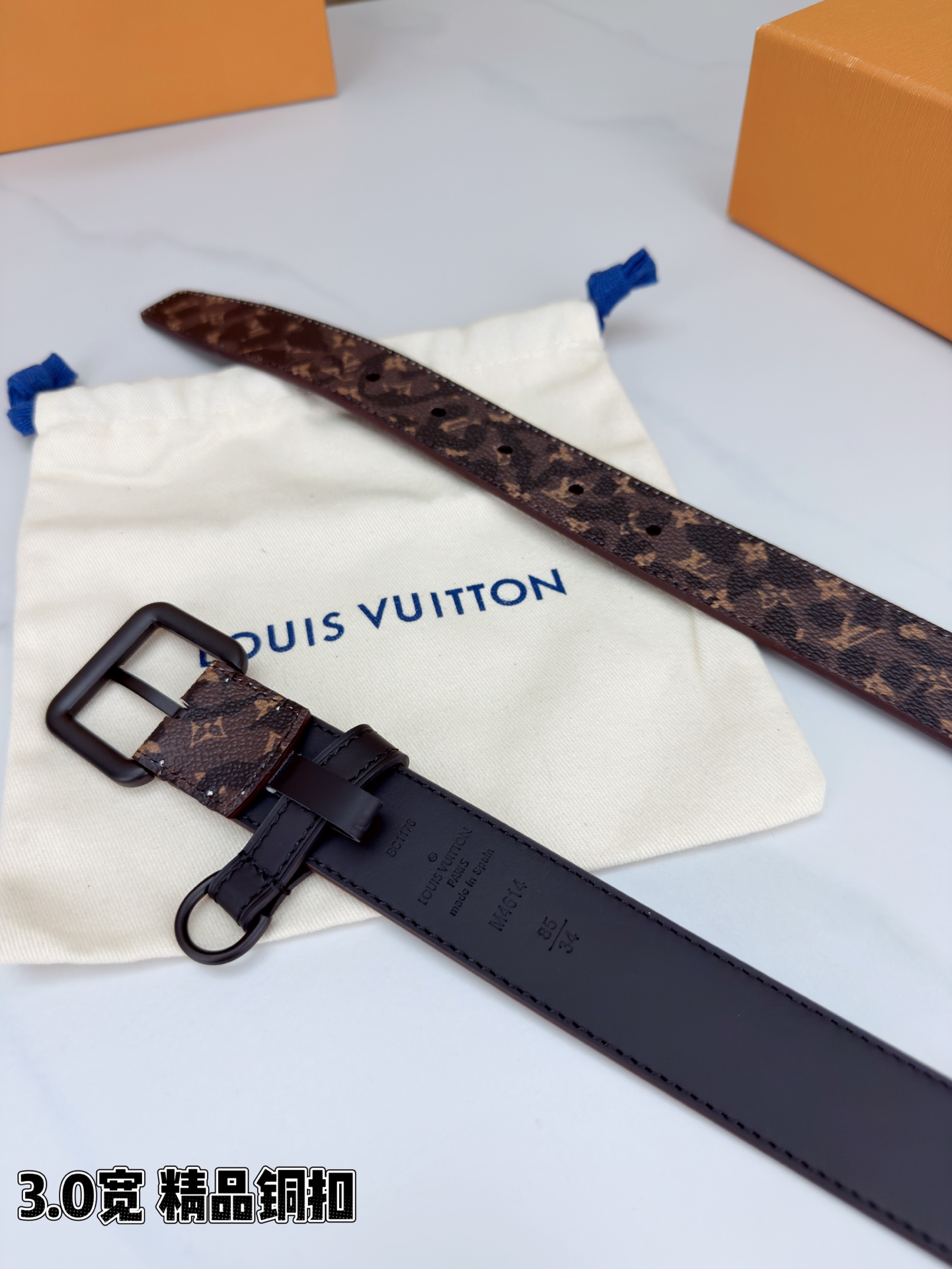 路易威登3.0宽腰带，经典老花图案演绎永恒法式风情。方形铜扣金银枪黑四色可选，D形环设计灵动点睛。皮革细