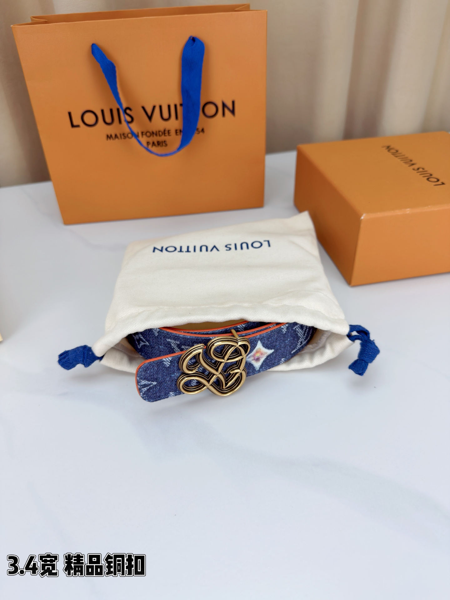 路易威登3.4宽腰带，深蓝牛仔肌理缀以橙黄花朵印花，法式浪漫悄然绽放。镂空铜扣线条交织，金银古白 古金 