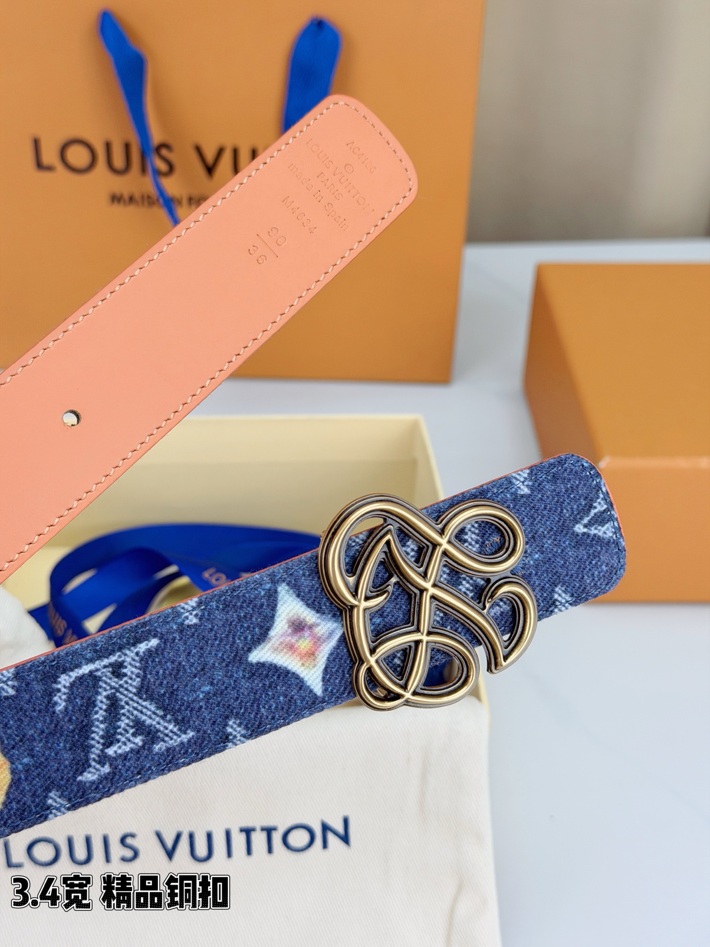 路易威登3.4宽腰带，深蓝牛仔肌理缀以橙黄花朵印花，法式浪漫悄然绽放。镂空铜扣线条交织，金银古白 古金 