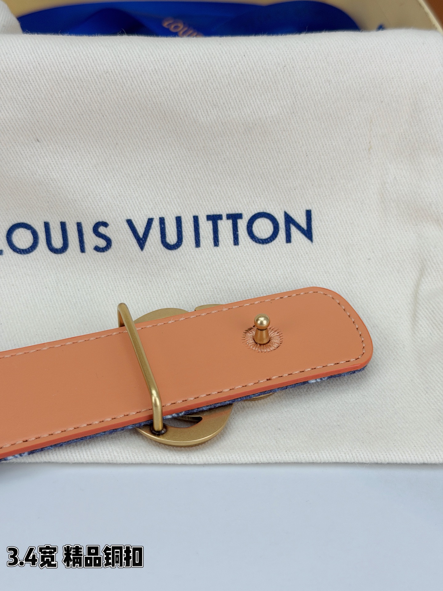 路易威登3.4宽腰带，深蓝牛仔肌理缀以橙黄花朵印花，法式浪漫悄然绽放。镂空铜扣线条交织，金银古白 古金 