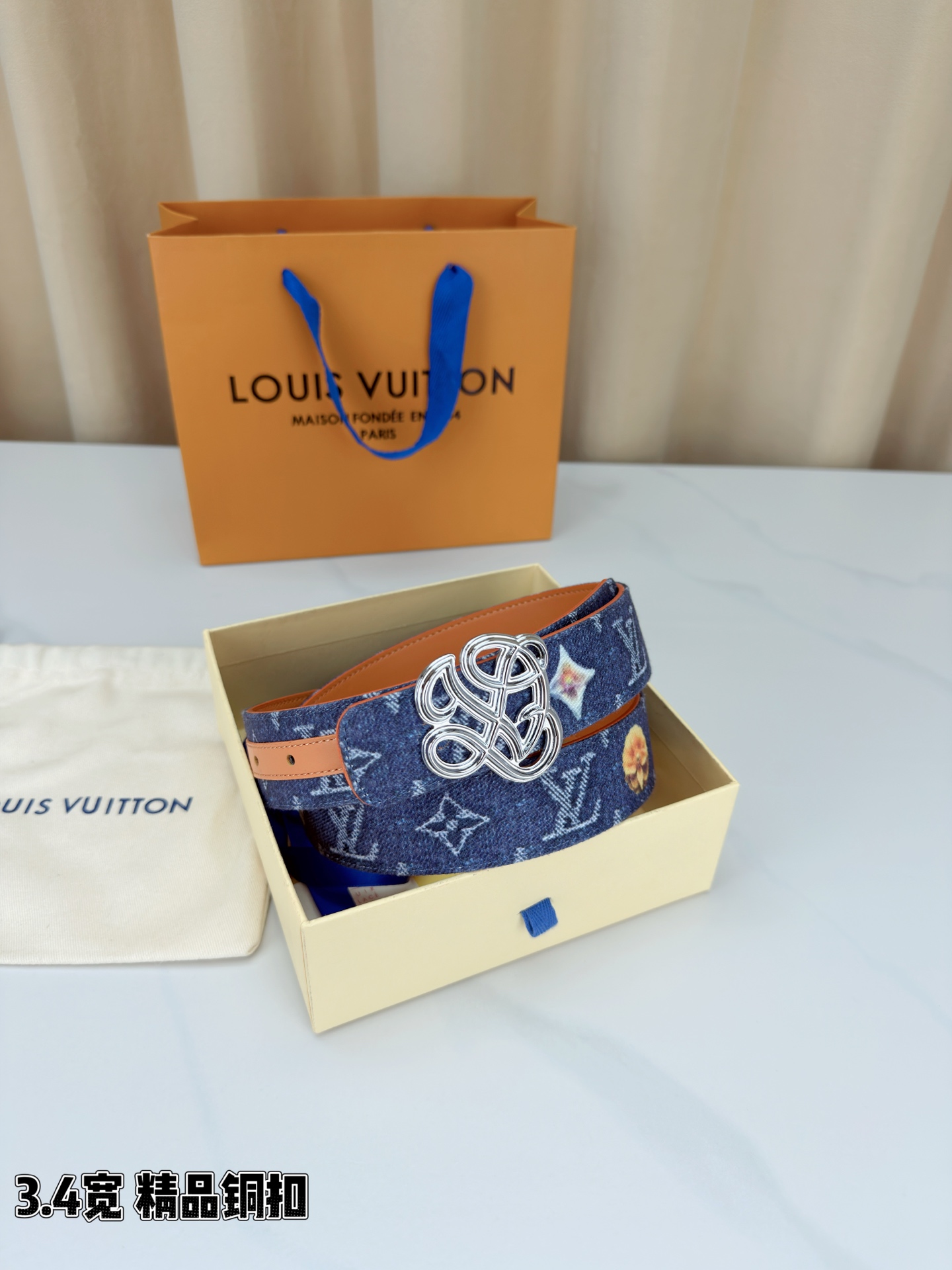 路易威登3.4宽腰带，深蓝牛仔肌理缀以橙黄花朵印花，法式浪漫悄然绽放。镂空铜扣线条交织，金银古白 古金 