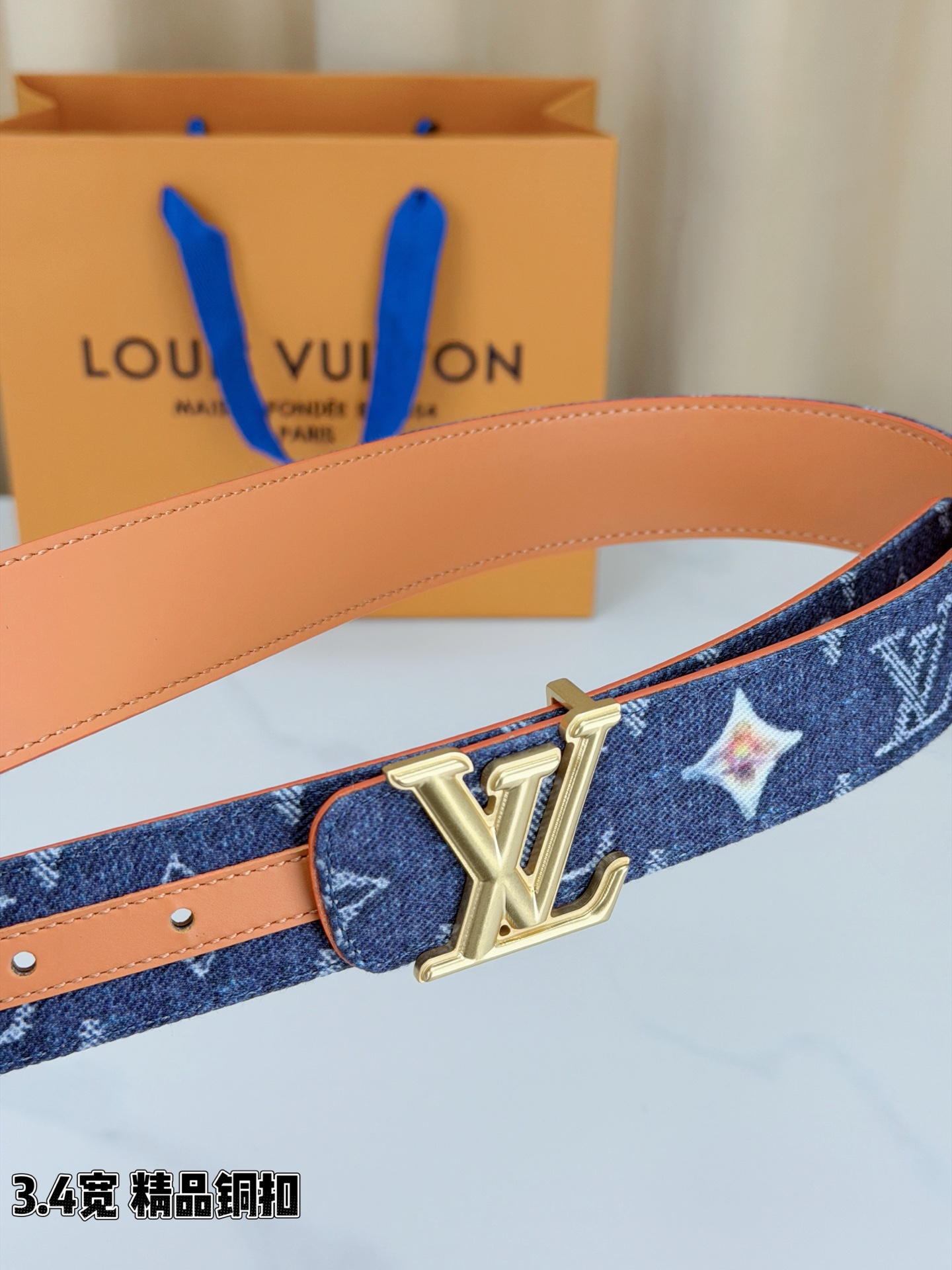 路易威登3.4宽腰带，深蓝牛仔肌理缀以花朵印花，法式浪漫悄然绽放。暖橙皮质内衬温柔贴肤，LV铜扣古白古金