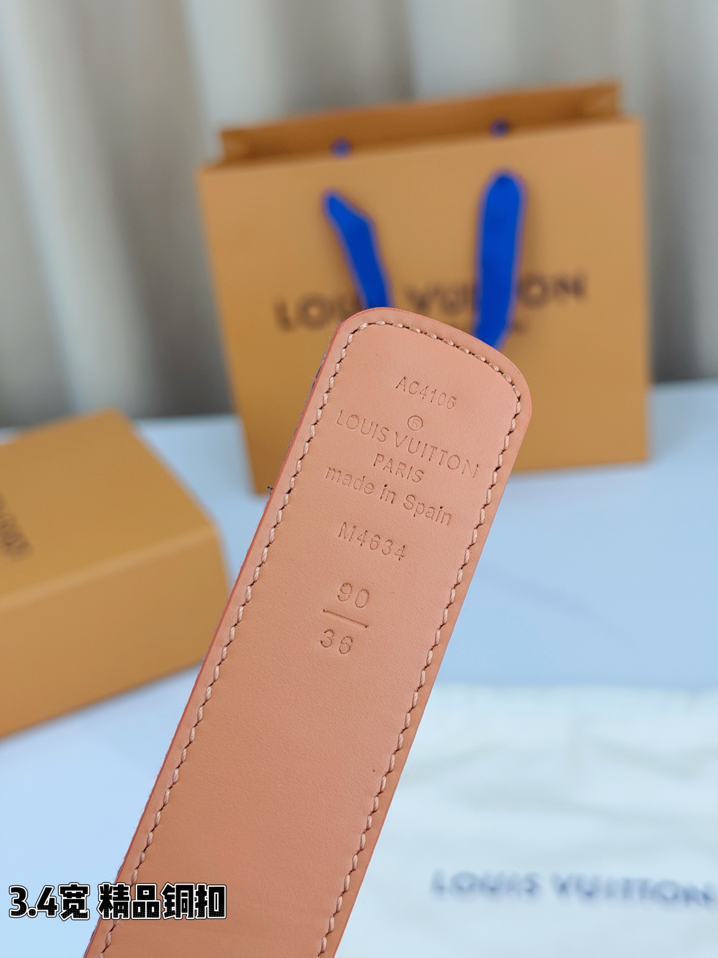 路易威登3.4宽腰带，深蓝牛仔肌理缀以花朵印花，法式浪漫悄然绽放。暖橙皮质内衬温柔贴肤，LV铜扣古白古金