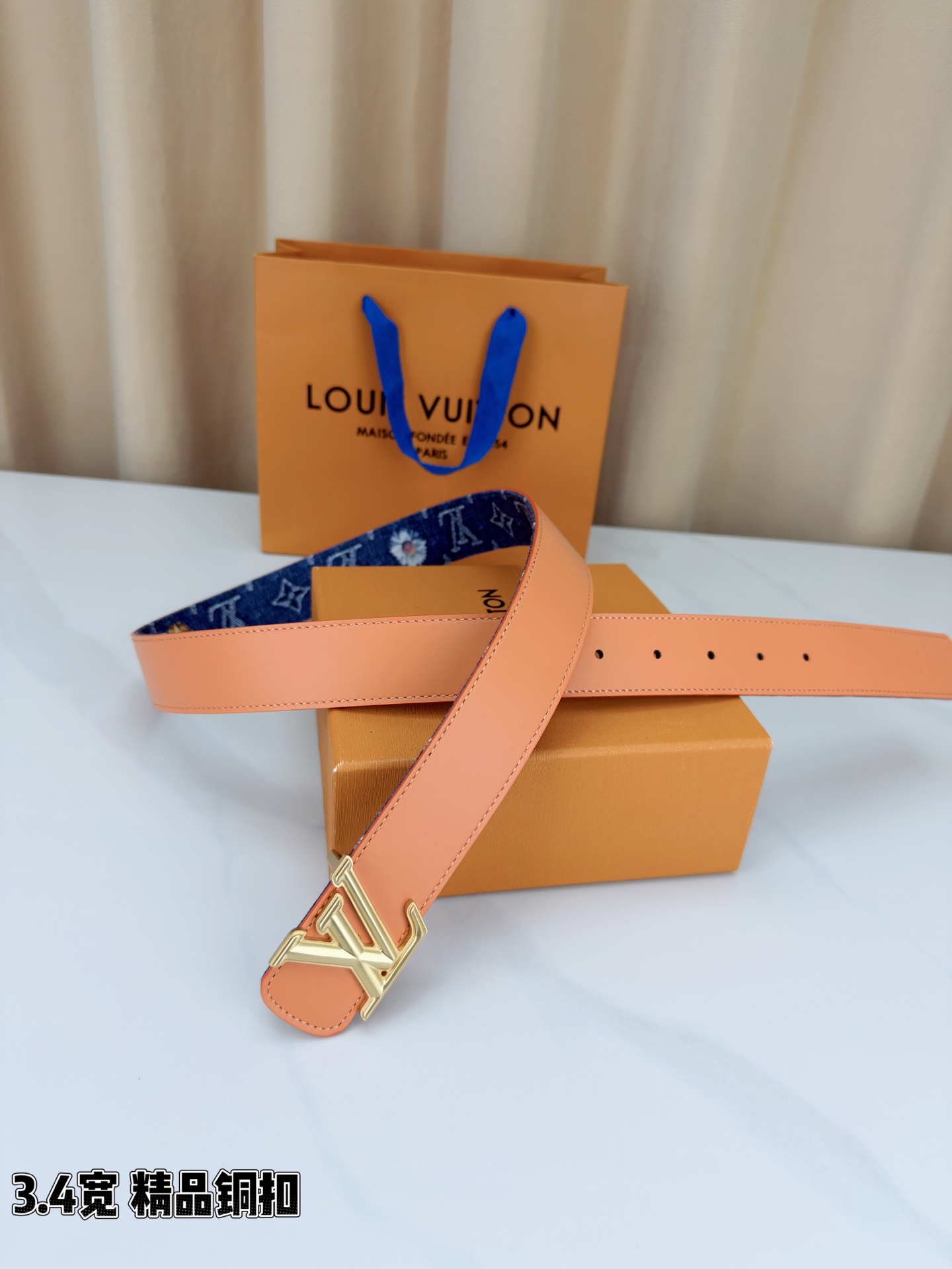 路易威登3.4宽腰带，深蓝牛仔肌理缀以花朵印花，法式浪漫悄然绽放。暖橙皮质内衬温柔贴肤，LV铜扣古白古金