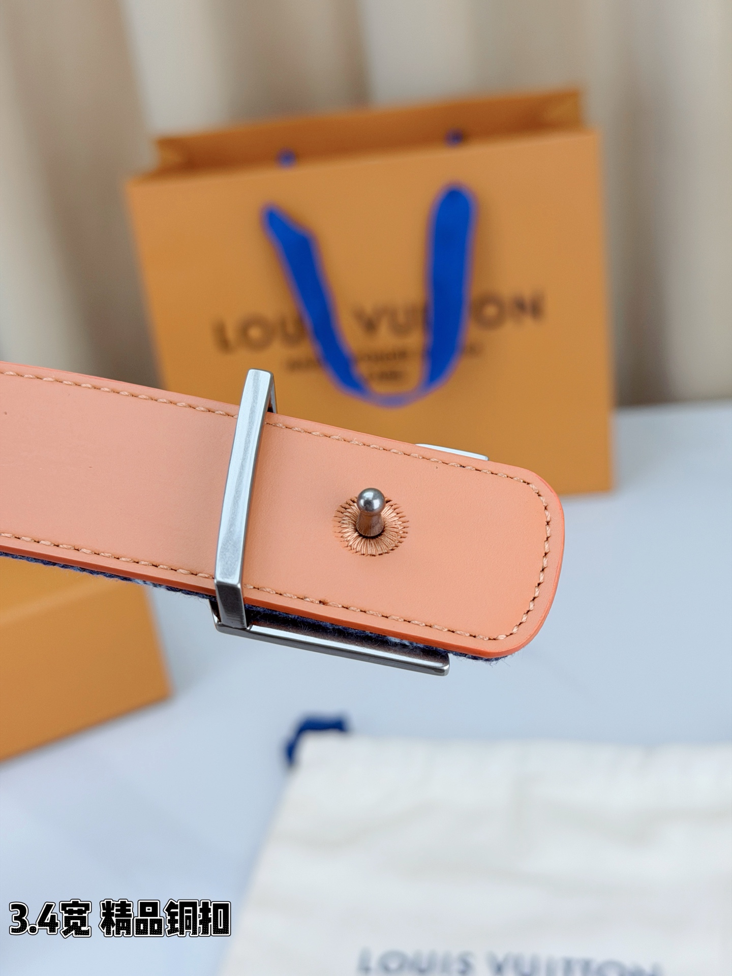 路易威登3.4宽腰带，深蓝牛仔肌理缀以花朵印花，法式浪漫悄然绽放。暖橙皮质内衬温柔贴肤，LV铜扣古白古金