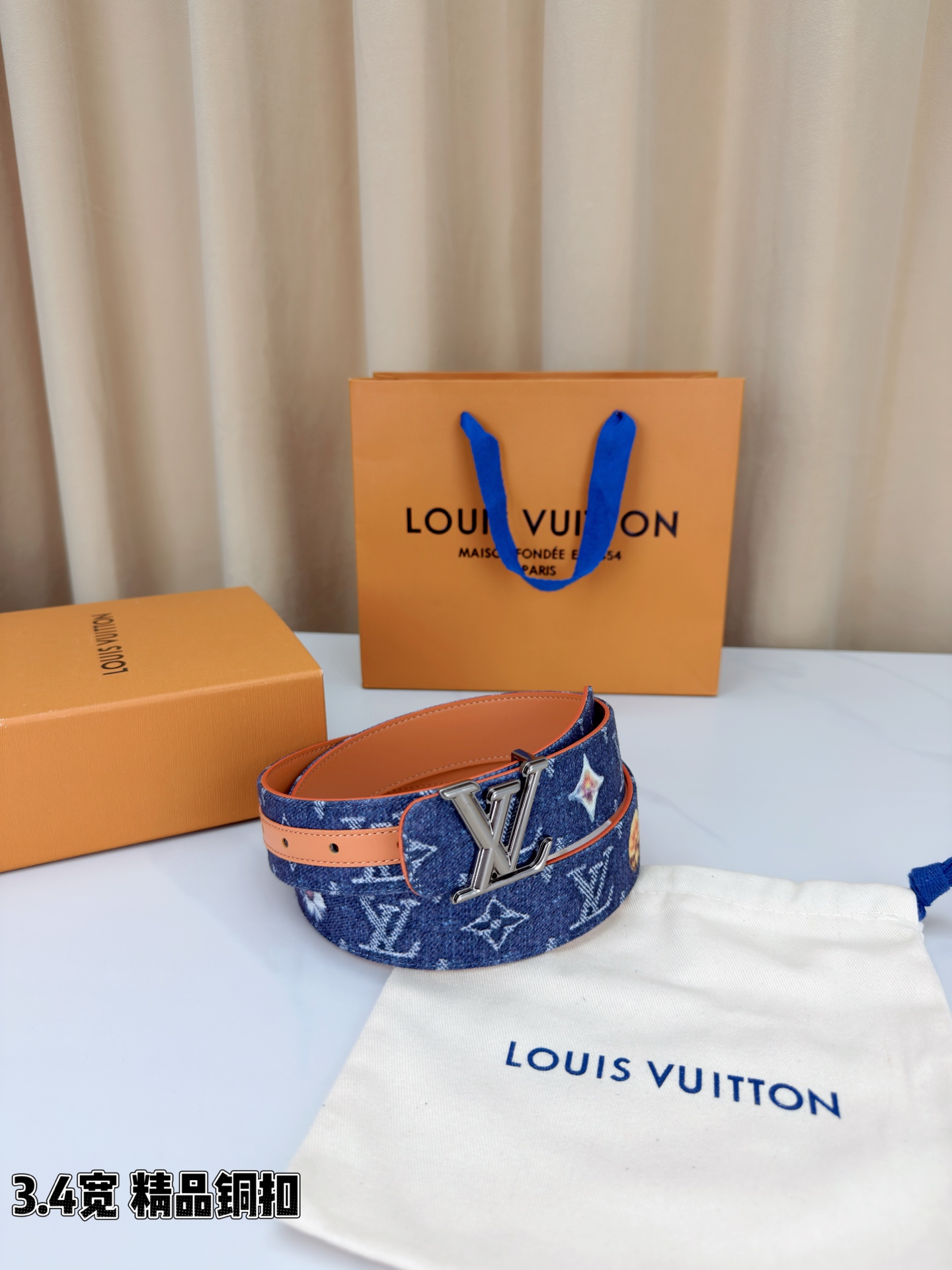 路易威登3.4宽腰带，深蓝牛仔肌理缀以花朵印花，法式浪漫悄然绽放。暖橙皮质内衬温柔贴肤，LV铜扣古白古金