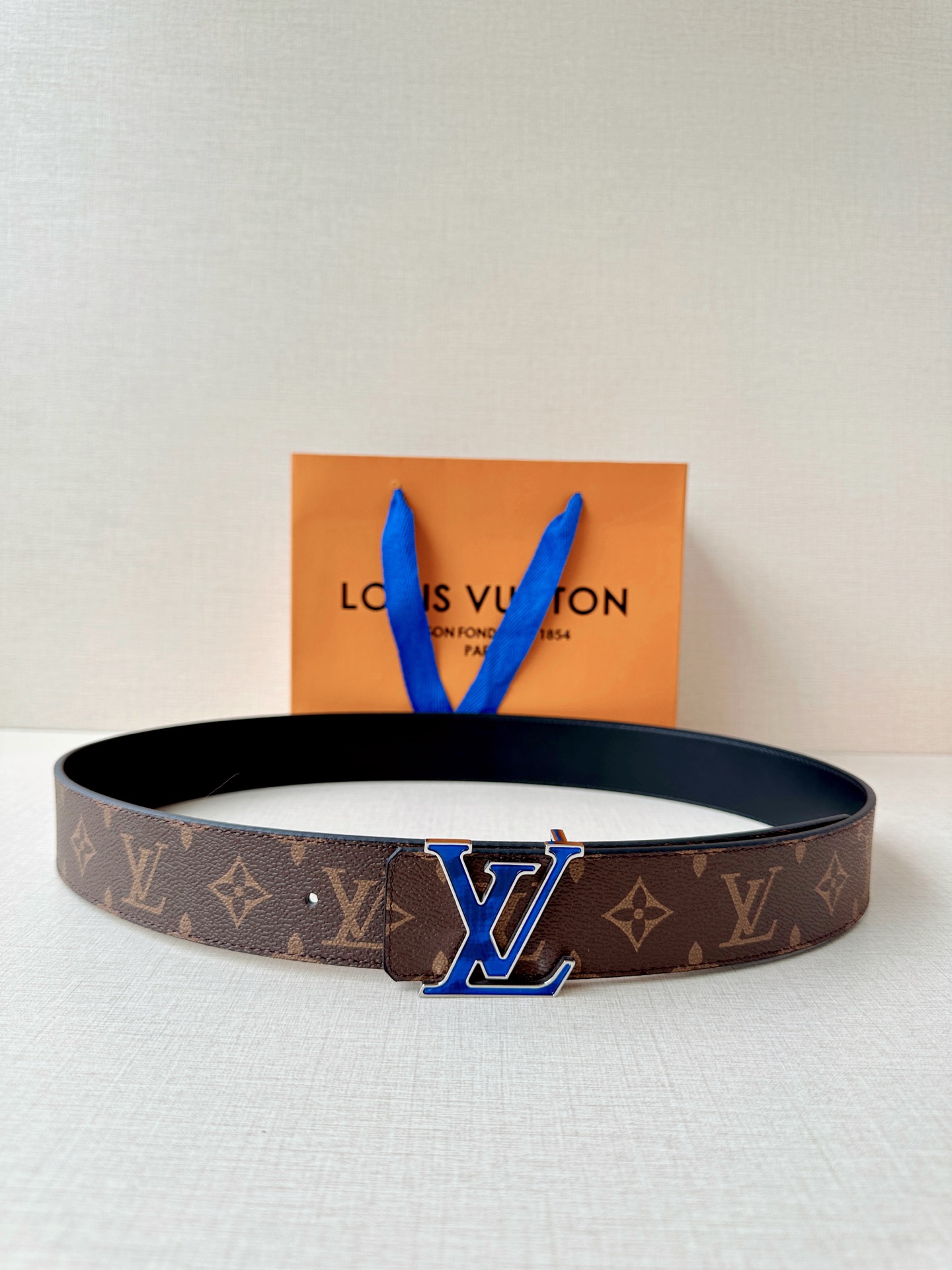 4.0宽 此款双面腰带以标志性的 LV Initiales 搭扣搭配全新 Monogram EcliPs