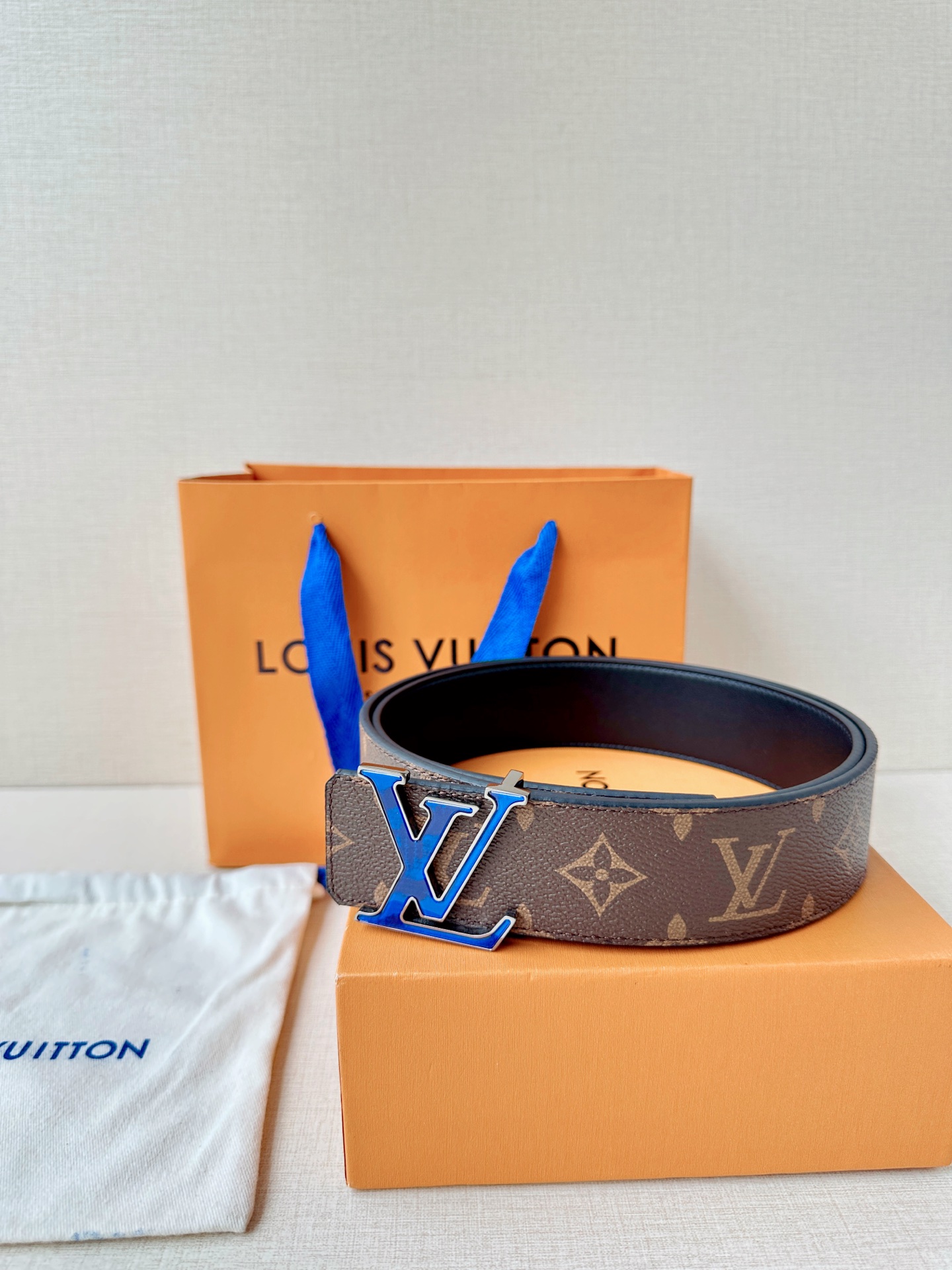 4.0宽 此款双面腰带以标志性的 LV Initiales 搭扣搭配全新 Monogram EcliPs