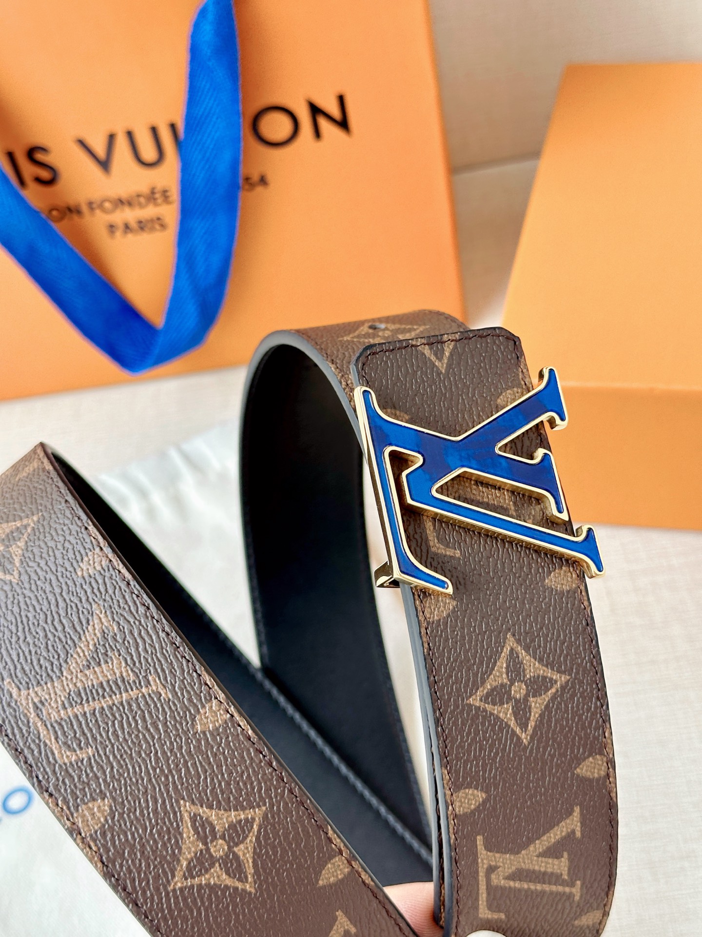 4.0宽 此款双面腰带以标志性的 LV Initiales 搭扣搭配全新 Monogram EcliPs