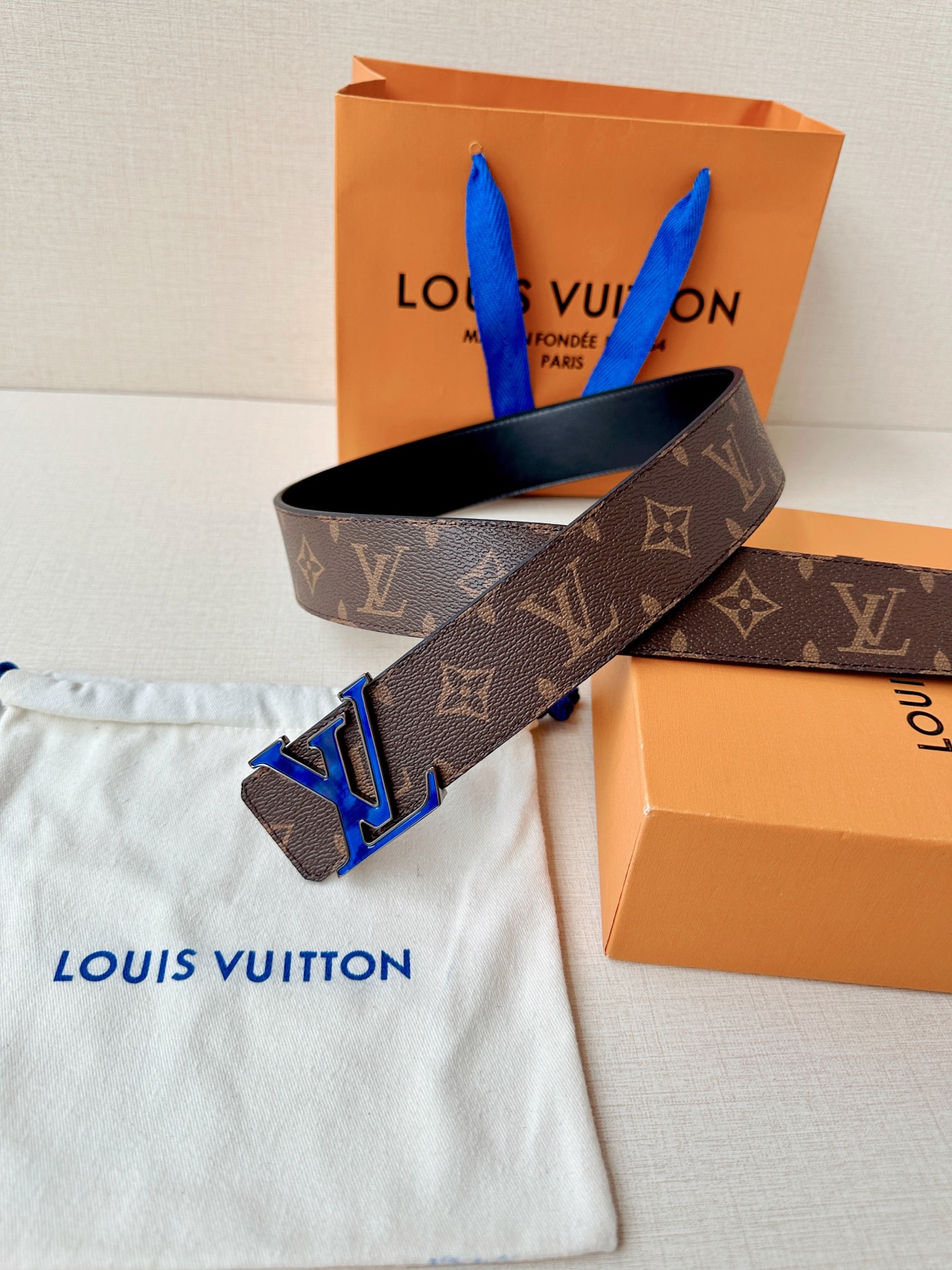 4.0宽 此款双面腰带以标志性的 LV Initiales 搭扣搭配全新 Monogram EcliPs