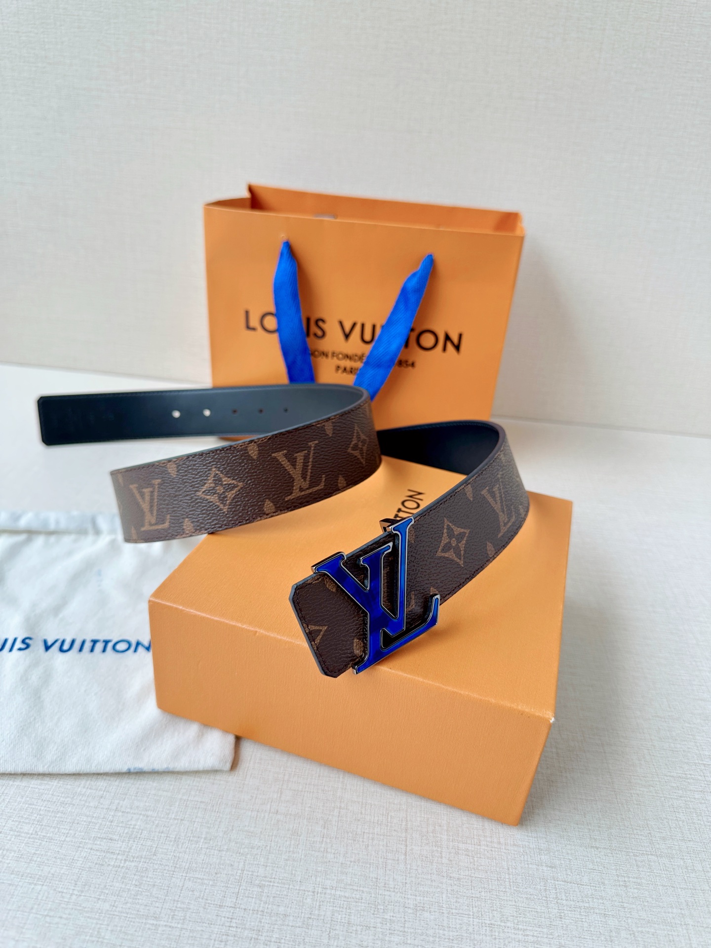 4.0宽 此款双面腰带以标志性的 LV Initiales 搭扣搭配全新 Monogram EcliPs