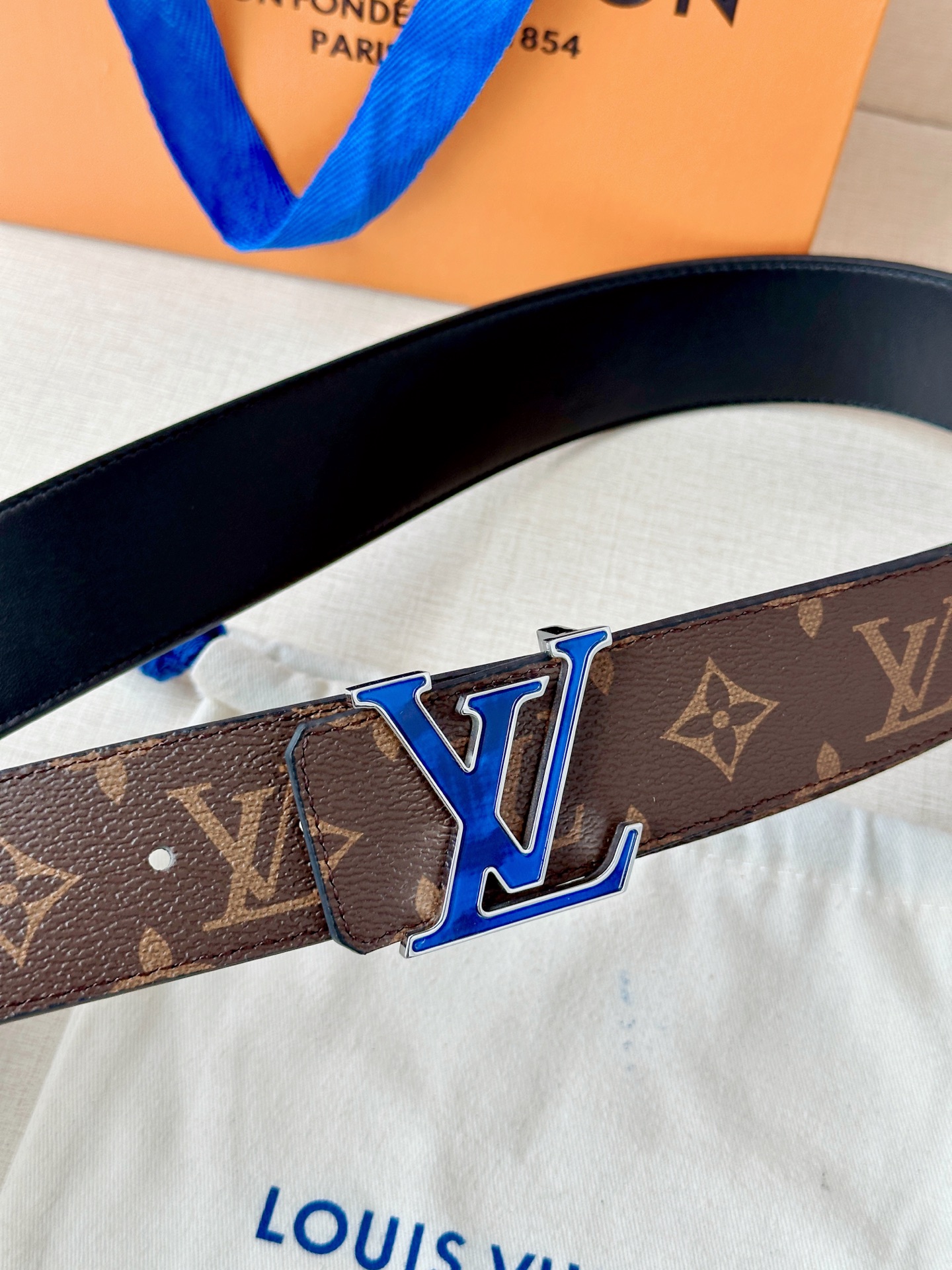 4.0宽 此款双面腰带以标志性的 LV Initiales 搭扣搭配全新 Monogram EcliPs