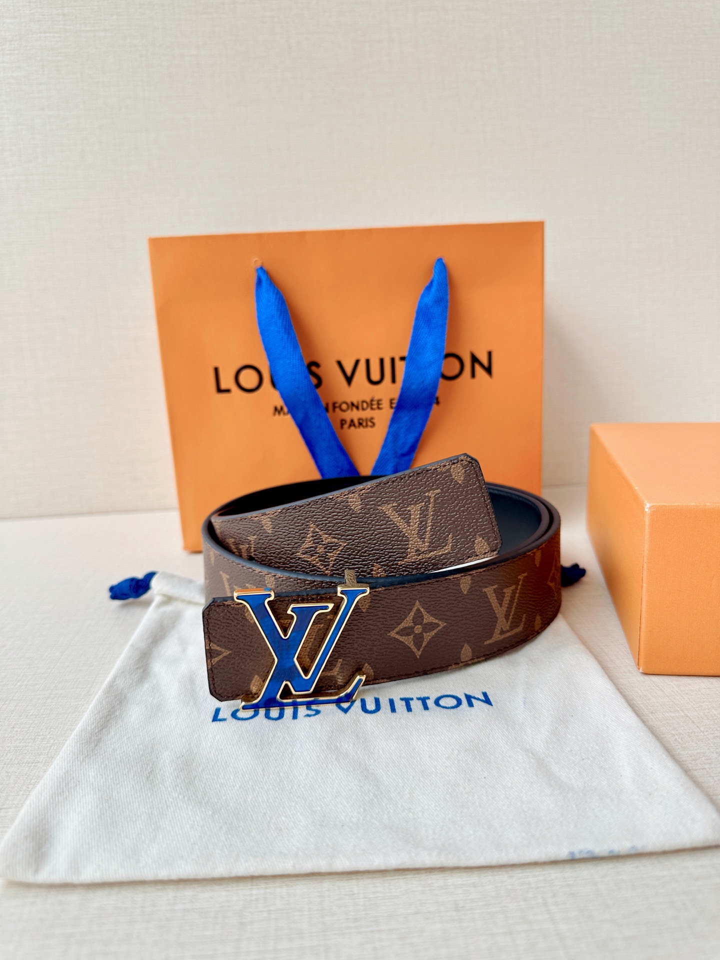 4.0宽 此款双面腰带以标志性的 LV Initiales 搭扣搭配全新 Monogram EcliPs