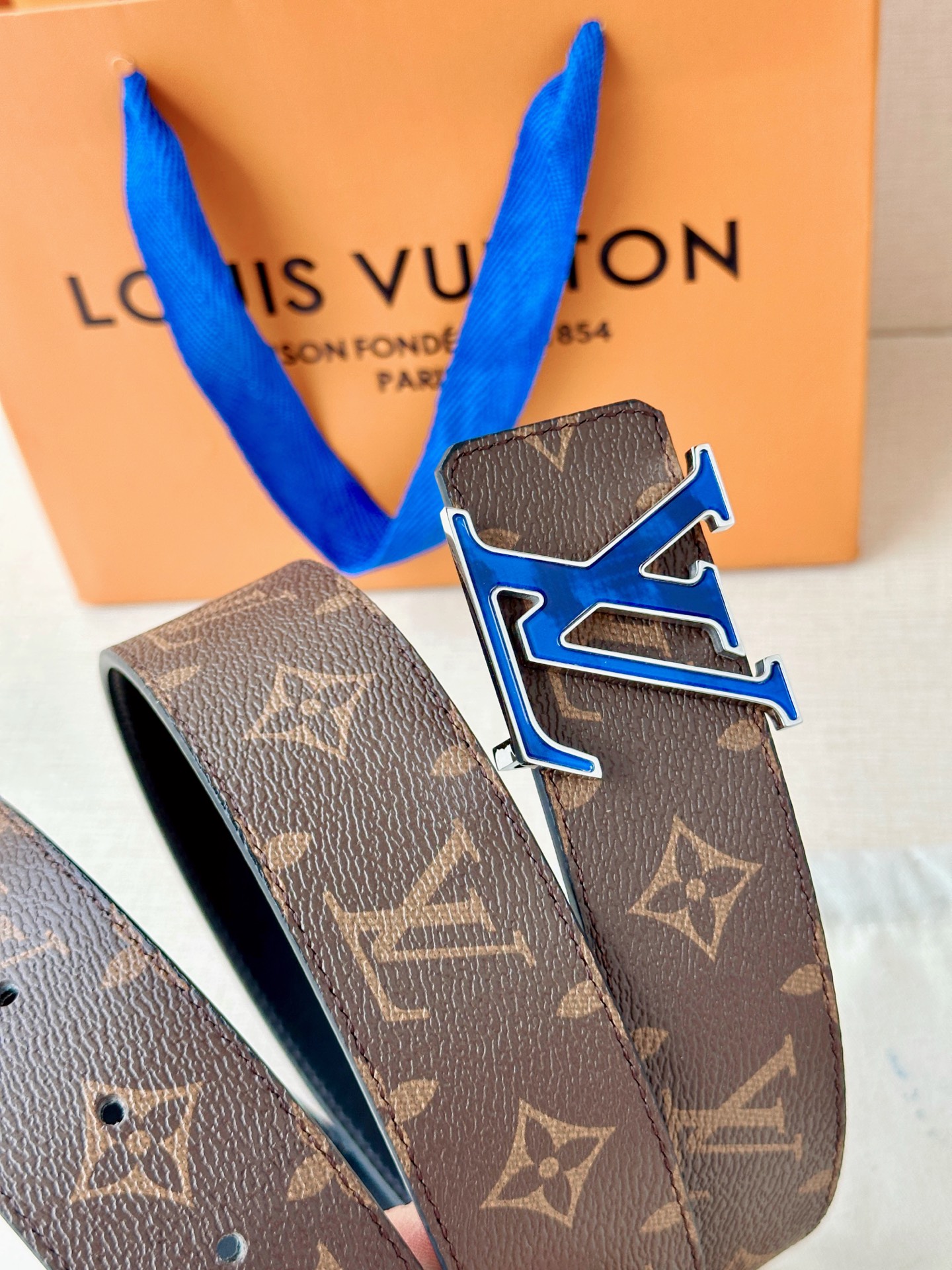 4.0宽 此款双面腰带以标志性的 LV Initiales 搭扣搭配全新 Monogram EcliPs