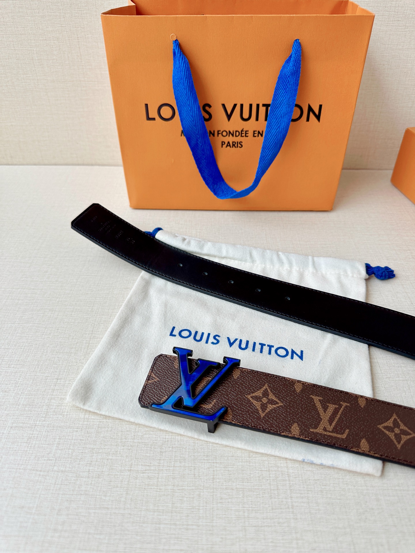 4.0宽 此款双面腰带以标志性的 LV Initiales 搭扣搭配全新 Monogram EcliPs