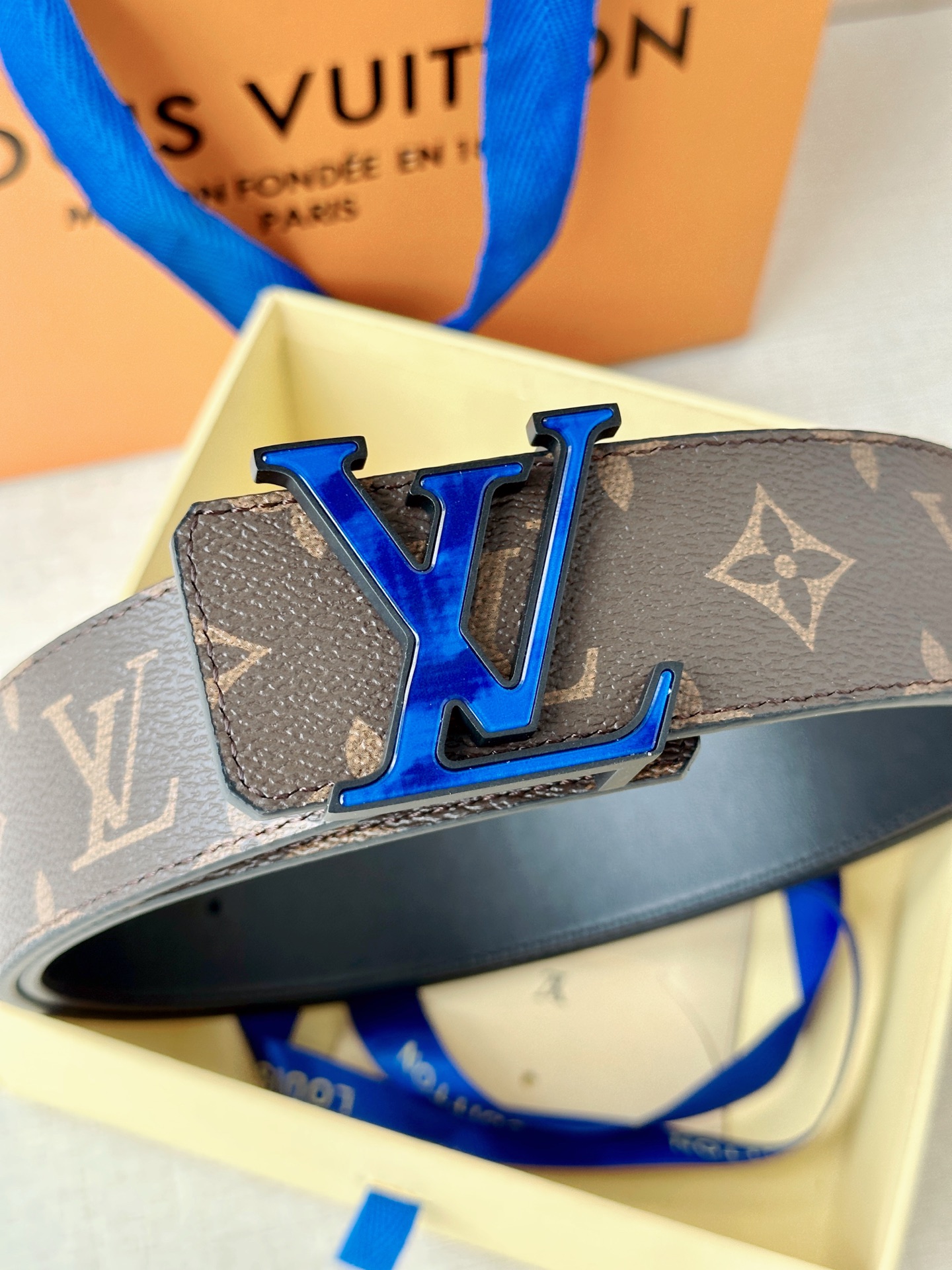 4.0宽 此款双面腰带以标志性的 LV Initiales 搭扣搭配全新 Monogram EcliPs