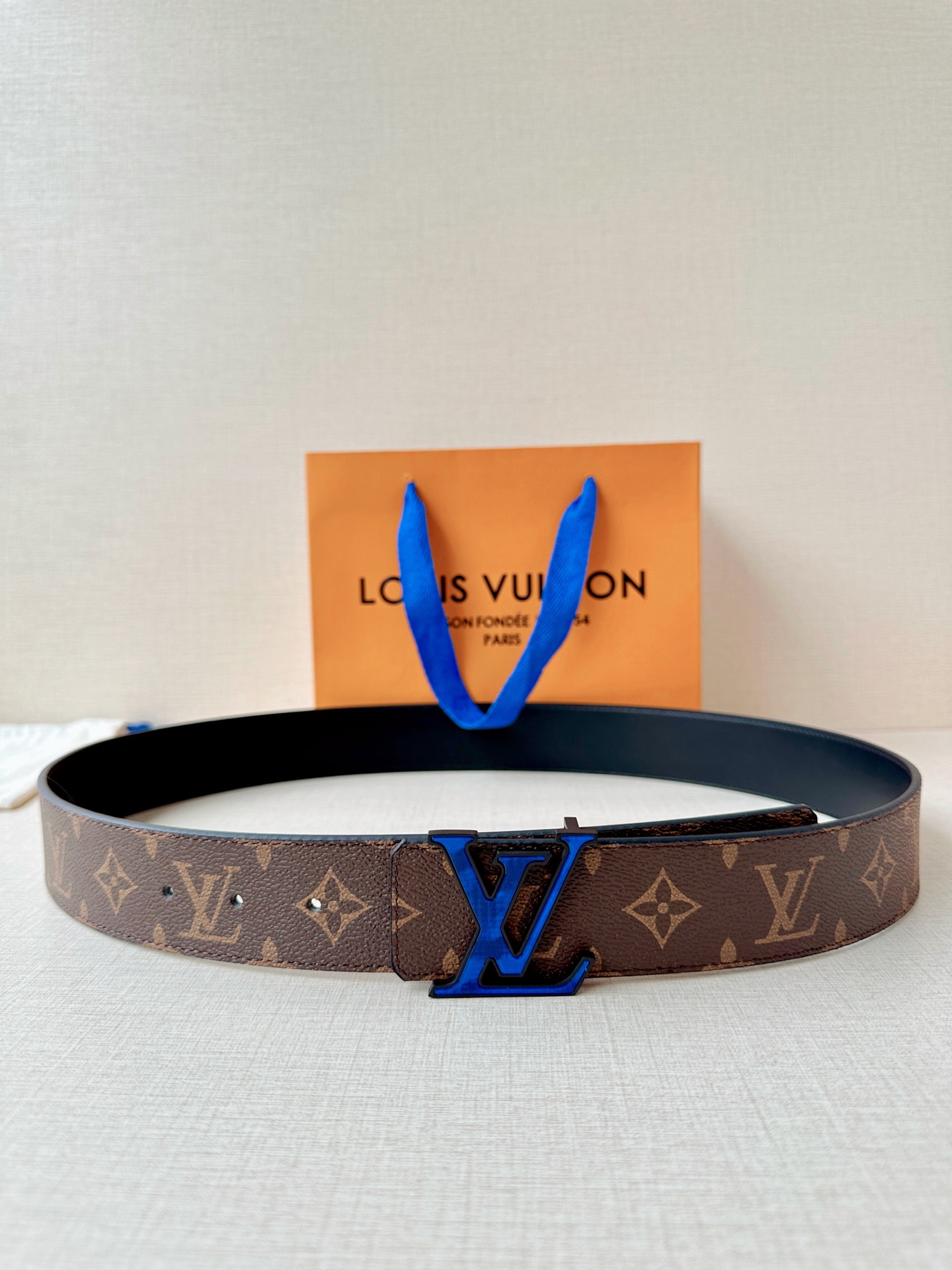 4.0宽 此款双面腰带以标志性的 LV Initiales 搭扣搭配全新 Monogram EcliPs