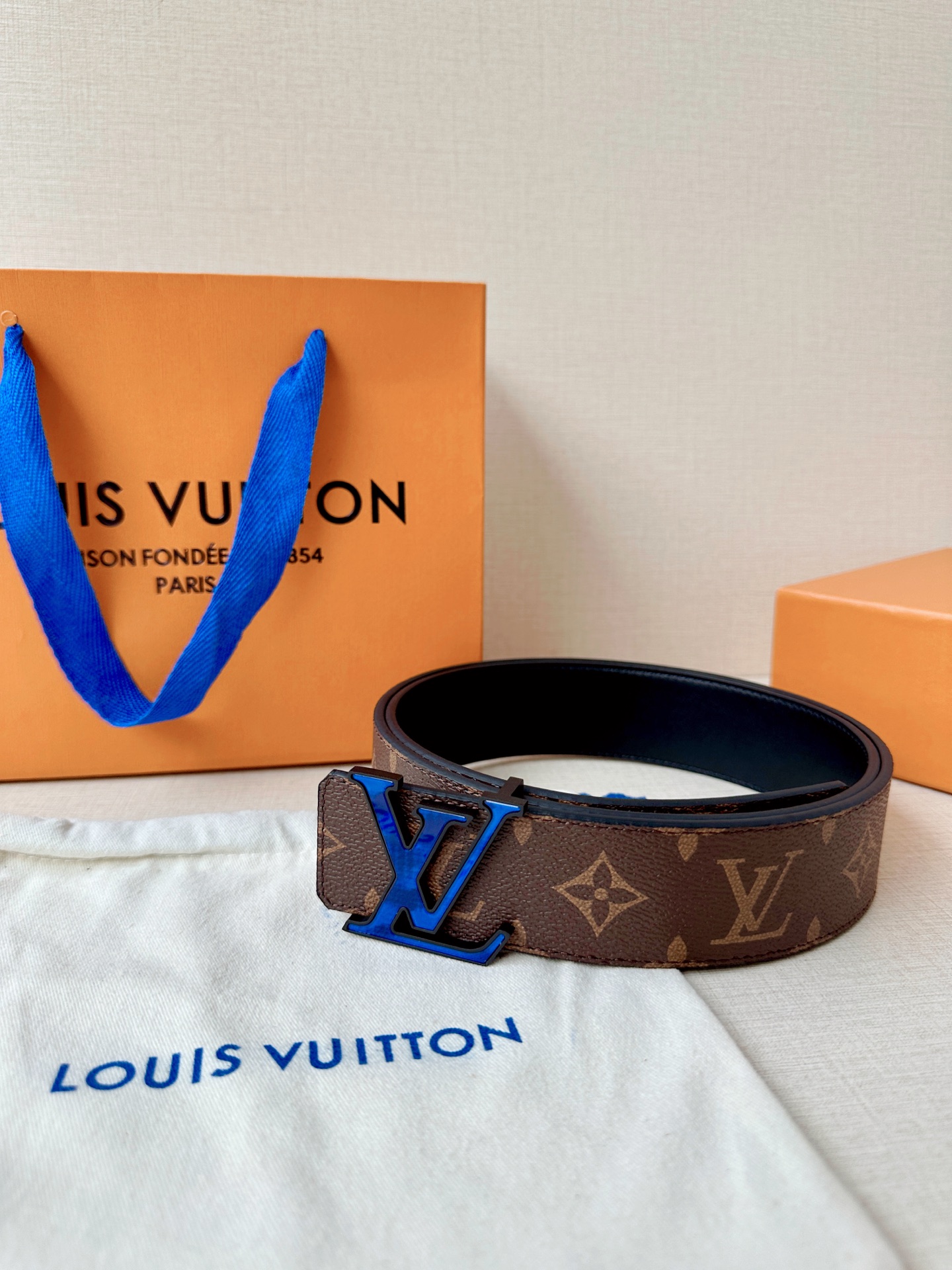 4.0宽 此款双面腰带以标志性的 LV Initiales 搭扣搭配全新 Monogram EcliPs