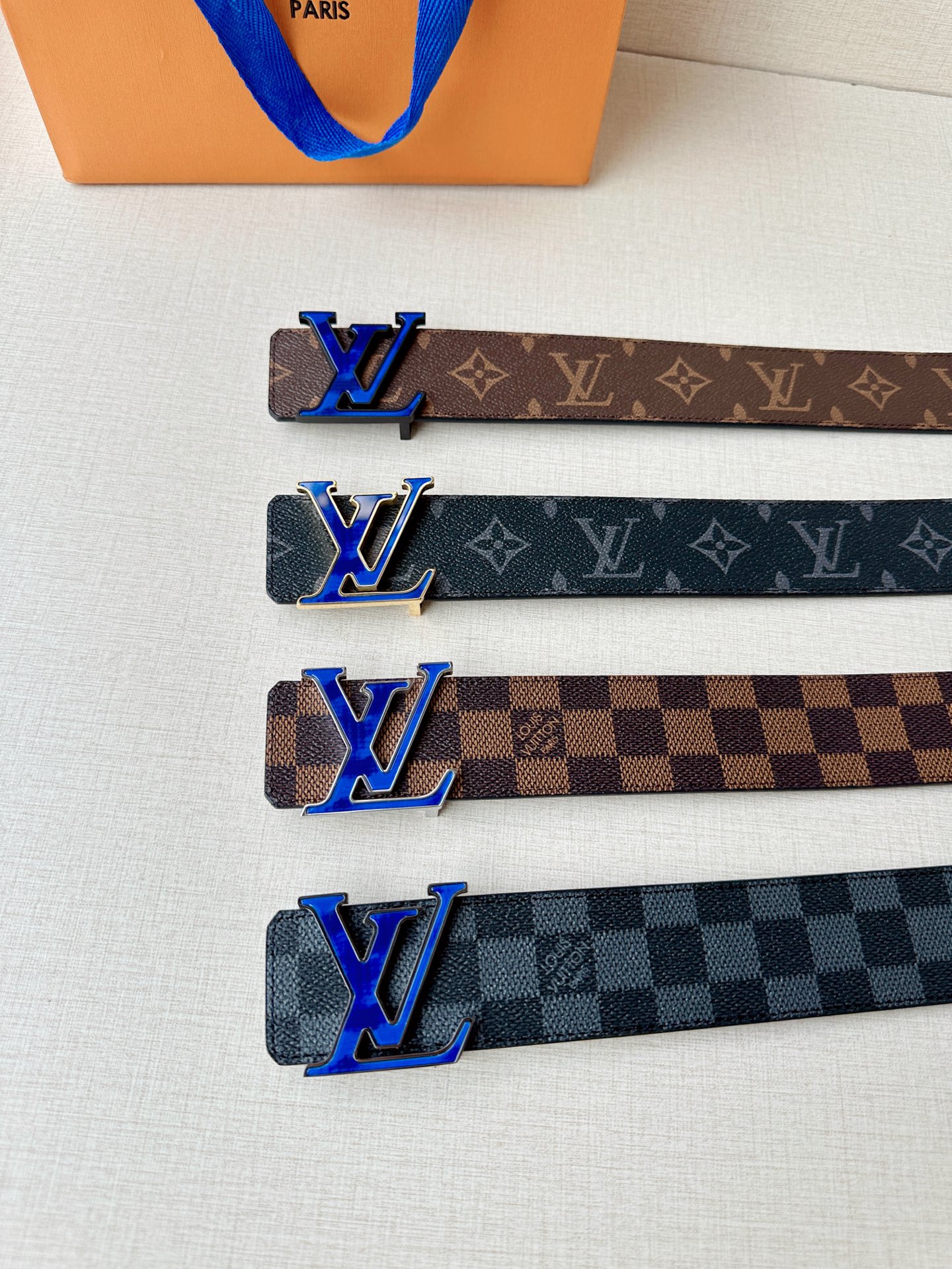 4.0宽 此款双面腰带以标志性的 LV Initiales 搭扣搭配全新 Monogram EcliPs