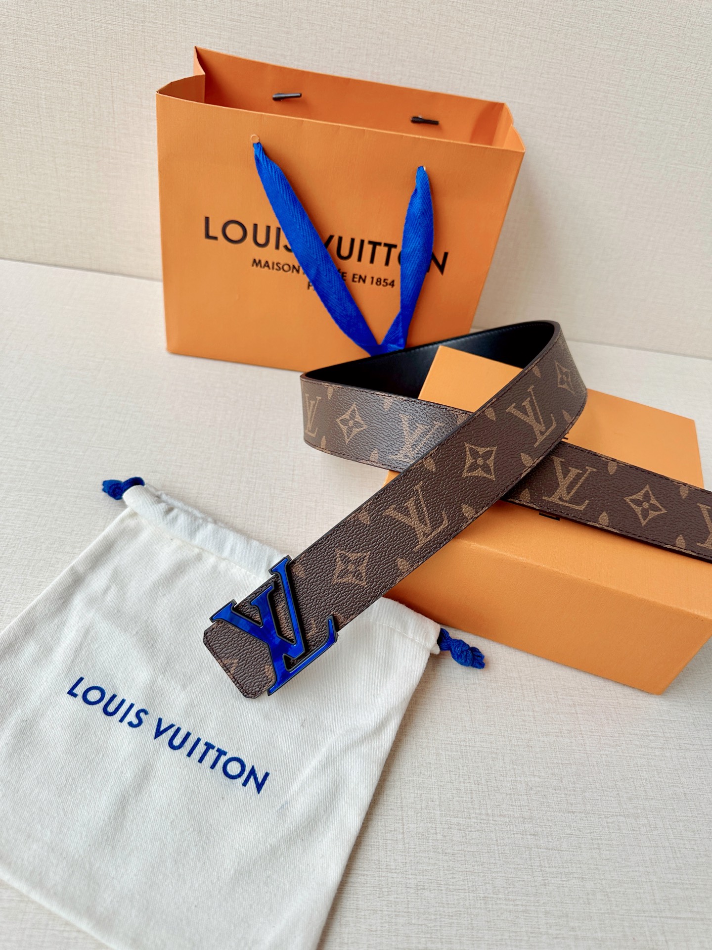 4.0宽 此款双面腰带以标志性的 LV Initiales 搭扣搭配全新 Monogram EcliPs